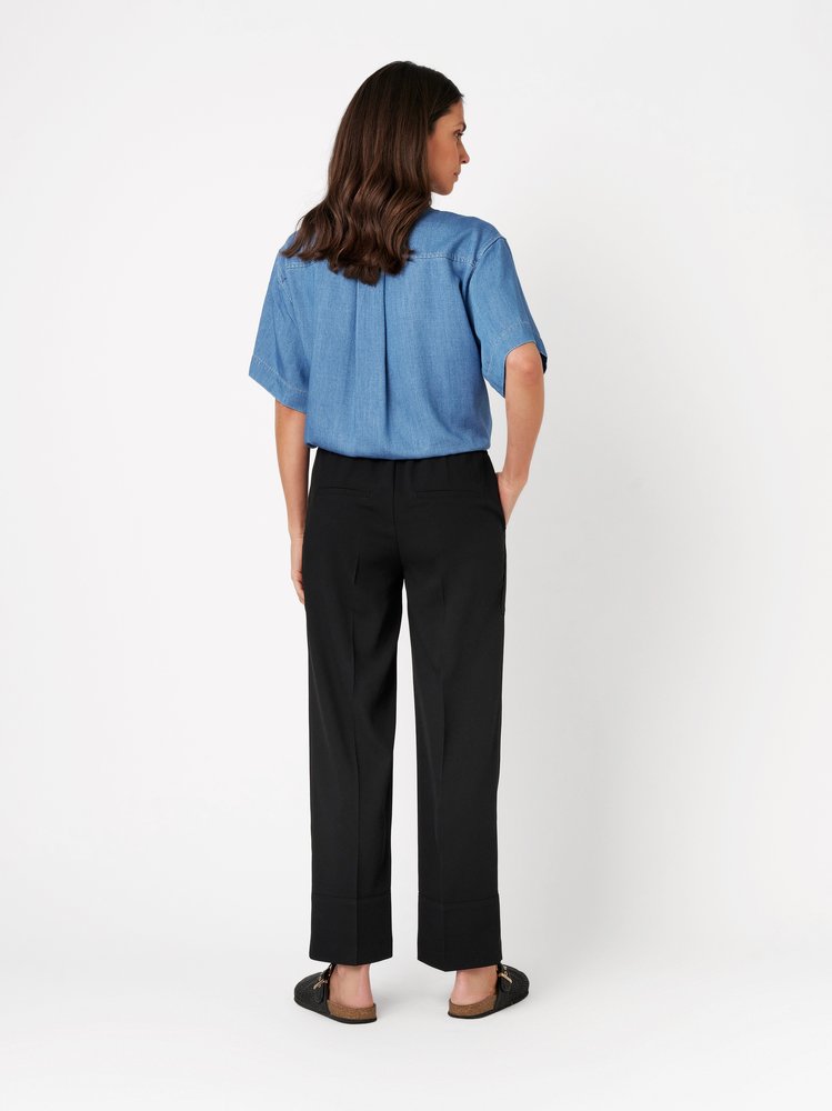 Womens trousers Sue Ankle in black, casual twill pants in cargo style, back view worn by model