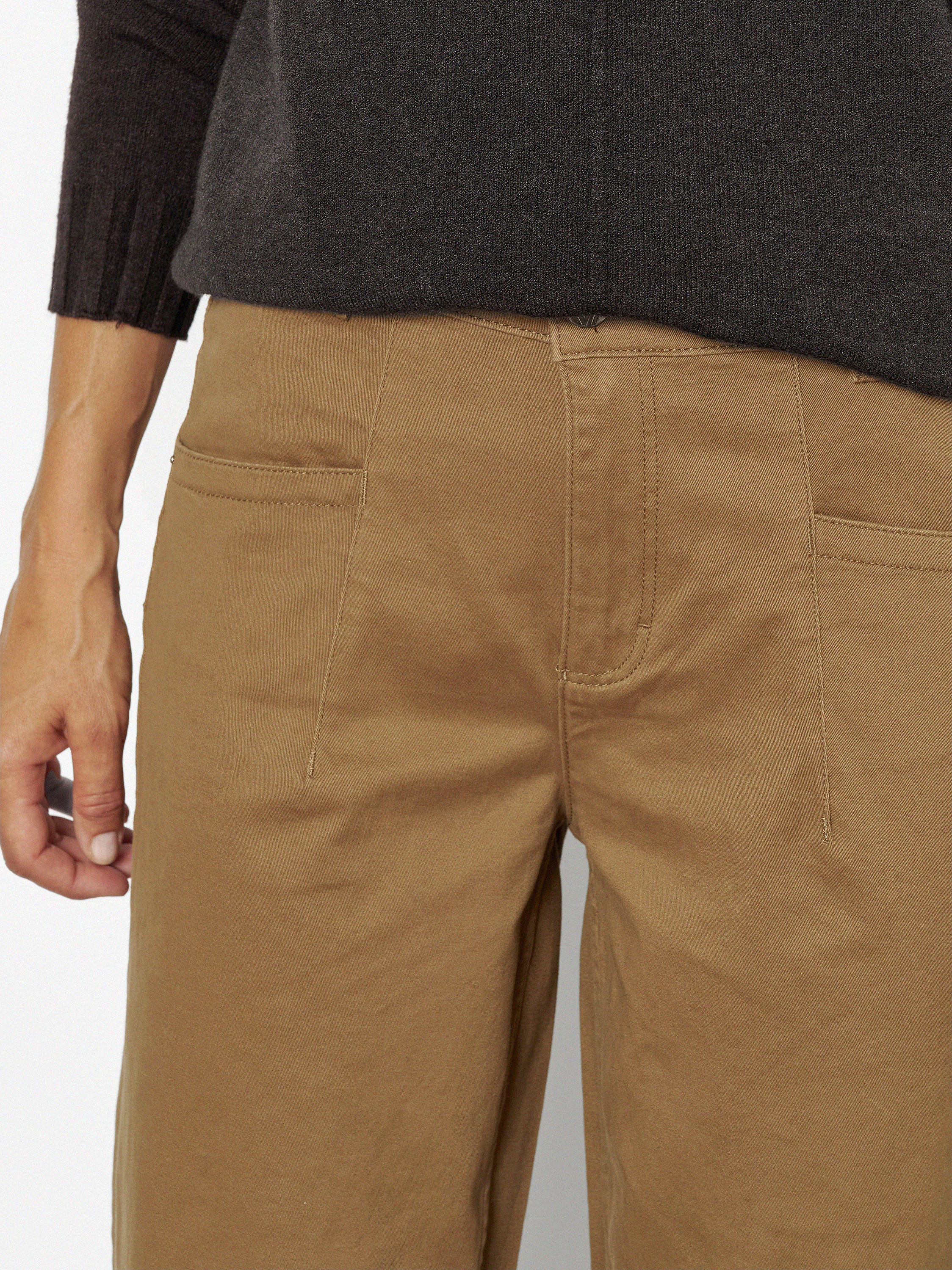 Damenhose Liv Barrel in Braun, barrel-Hose mit markanten Fronttaschen, zweite Detailansicht