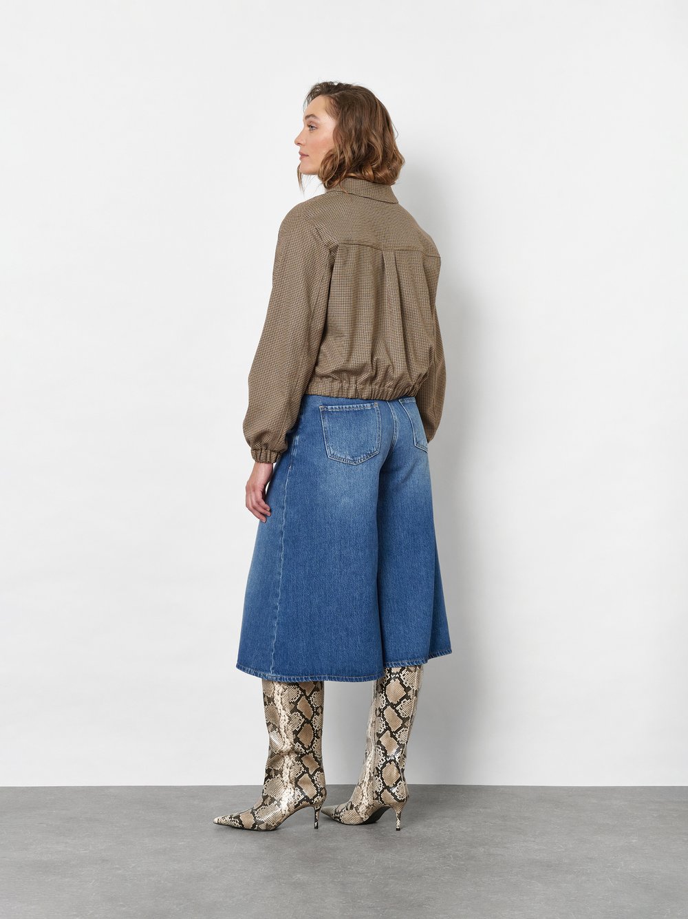Damenjacke Lexi in Camel, Blouson mit feinem Pepitamuster, Rueckansicht am Model getragen