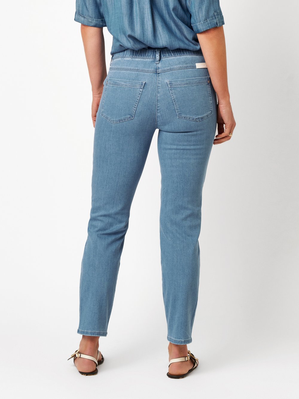 Damenjeans Meine beste Freundin 7/8 in light blue, 7/8-Jeans mit designstarker Taschenloesung, Rueckansicht am Model getragen