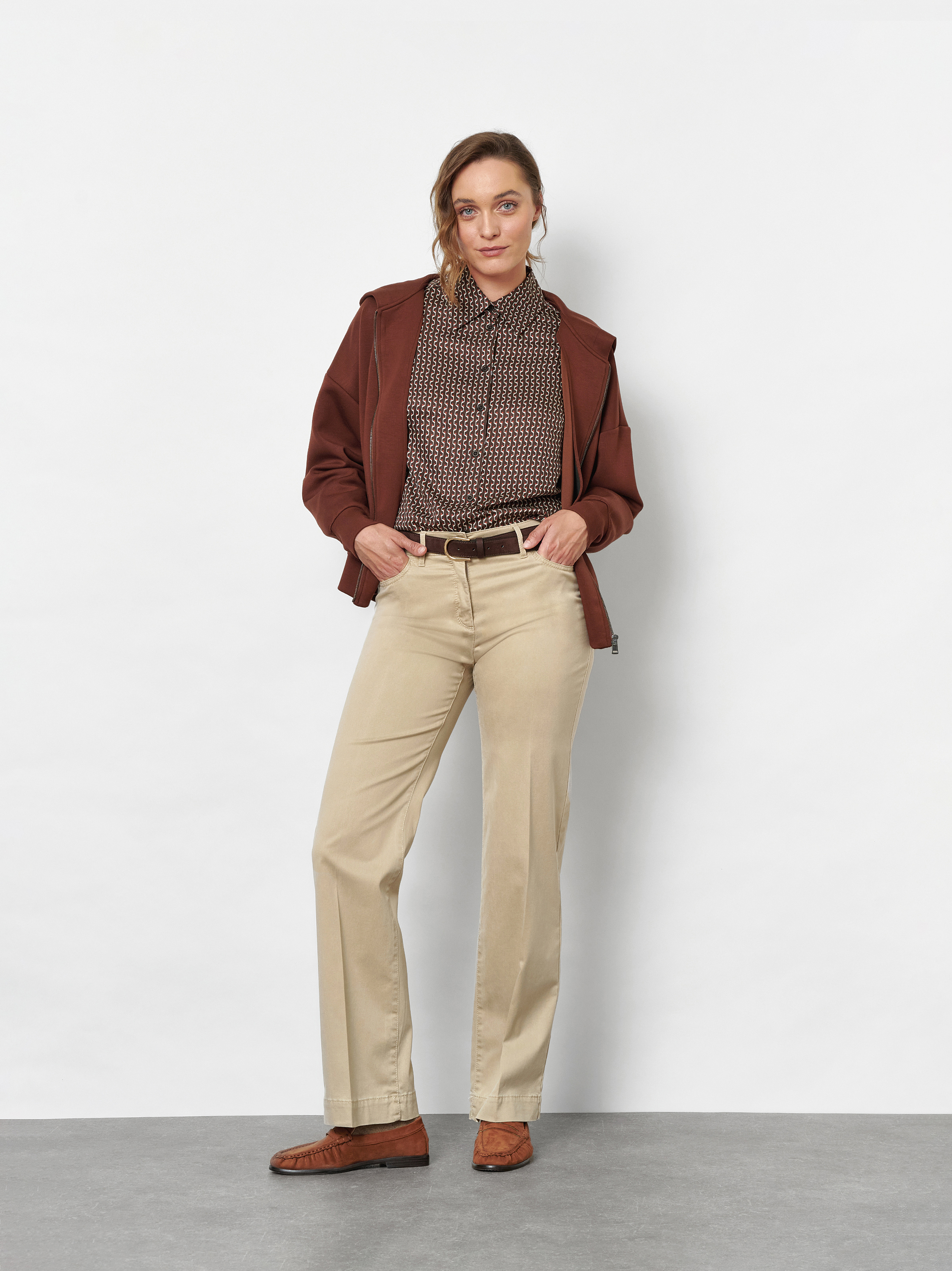 Damenhose Jenny Wide in Sand, wide-Leg Hose aus Baumwollsatin, Outfitansicht am Model