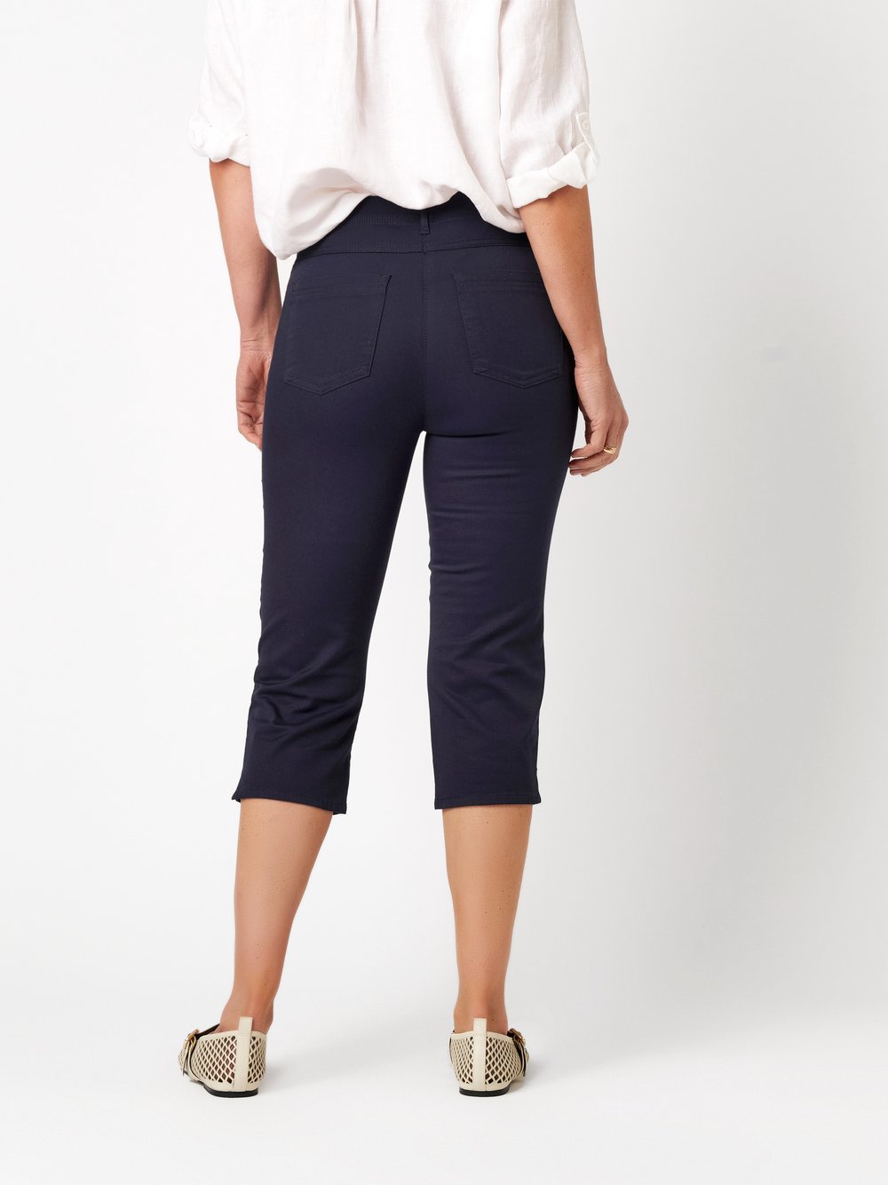 Damenhose Meine beste Freundin Capri in dark blue, Sommerliche Capri-Hose, Rueckansicht am Model getragen