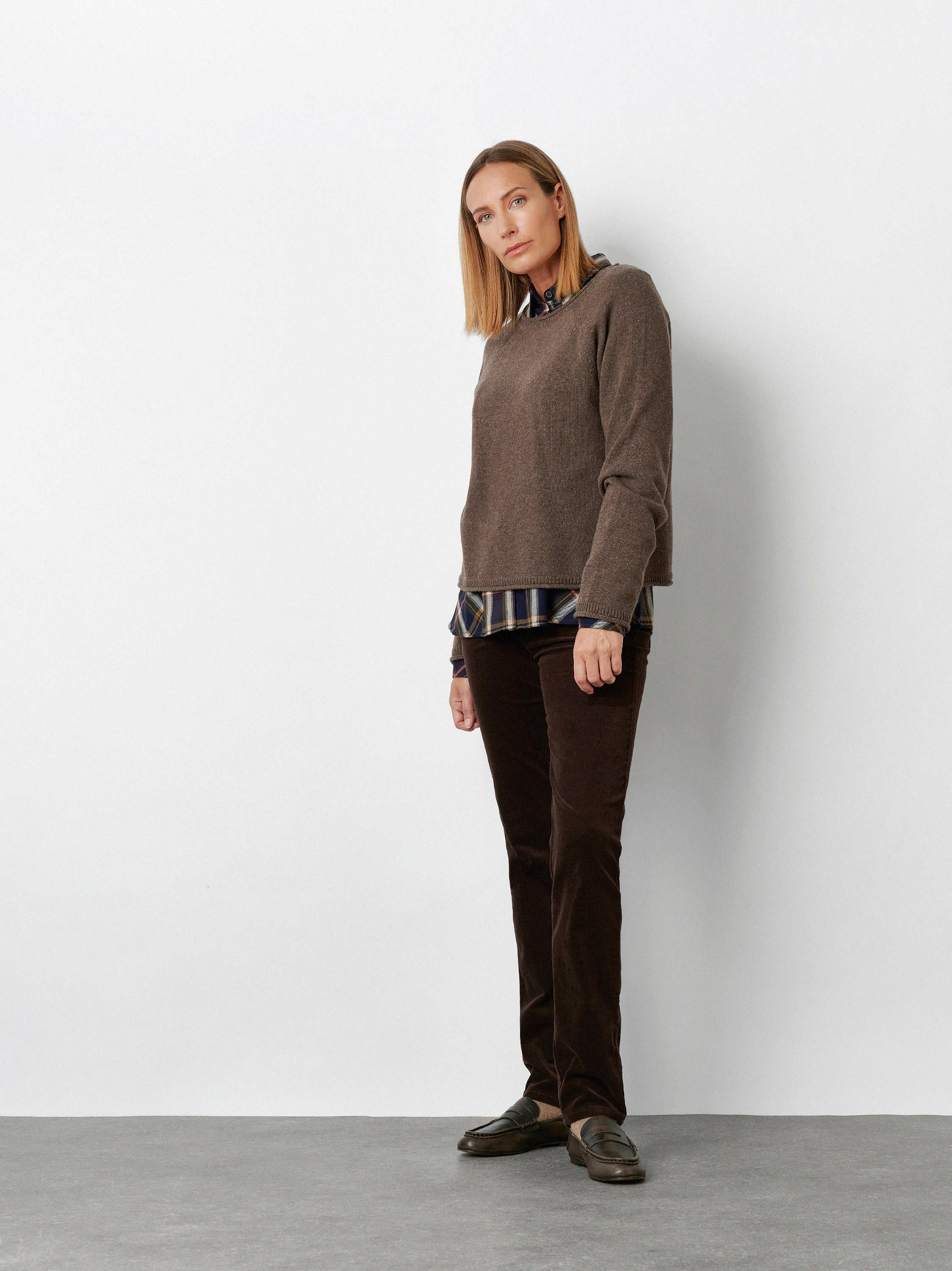 Damenhose Be Loved in Dunkelbraun, Cordhose mit hohem Bund, Frontansicht am Model getragen