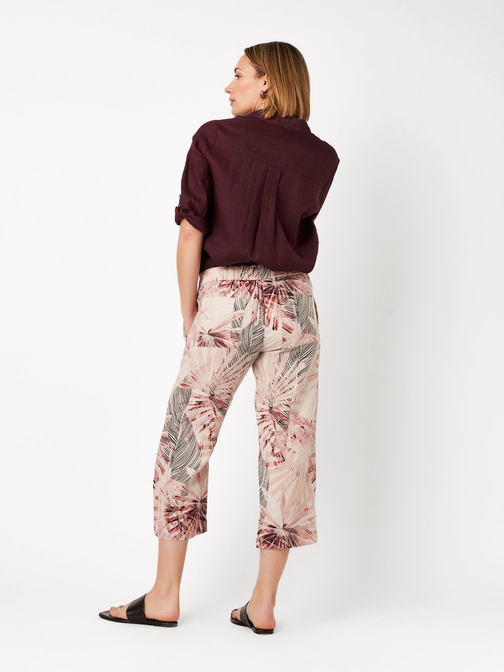 Damenhose Pia 3/4 in multicolour pink, 3/4-Leinenhose mit tropischem Print, Rueckansicht am Model getragen