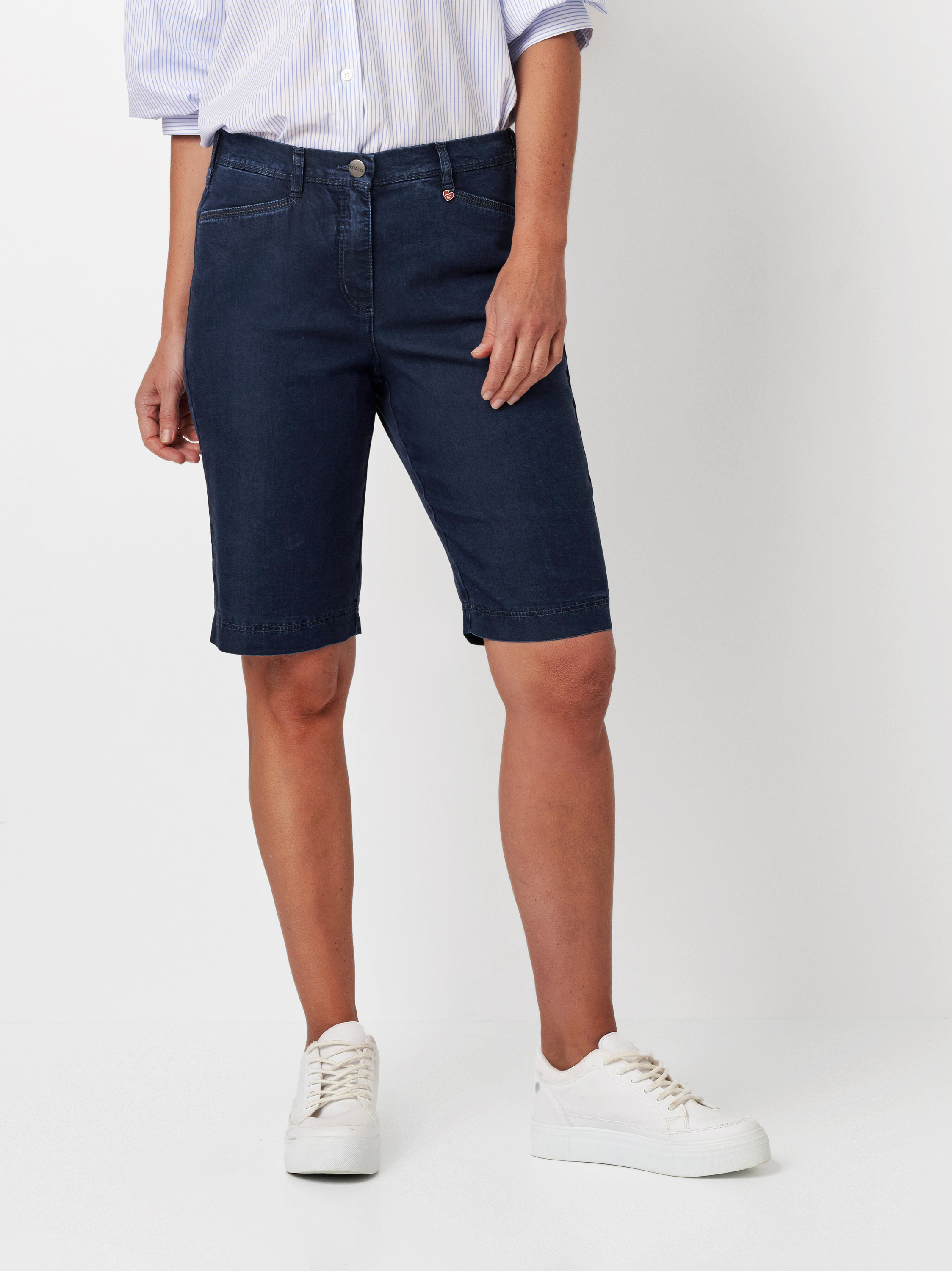 Damenshorts Meine beste Freundin Bermuda in dark blue, jeans-Bermuda, Frontansicht am Model getragen
