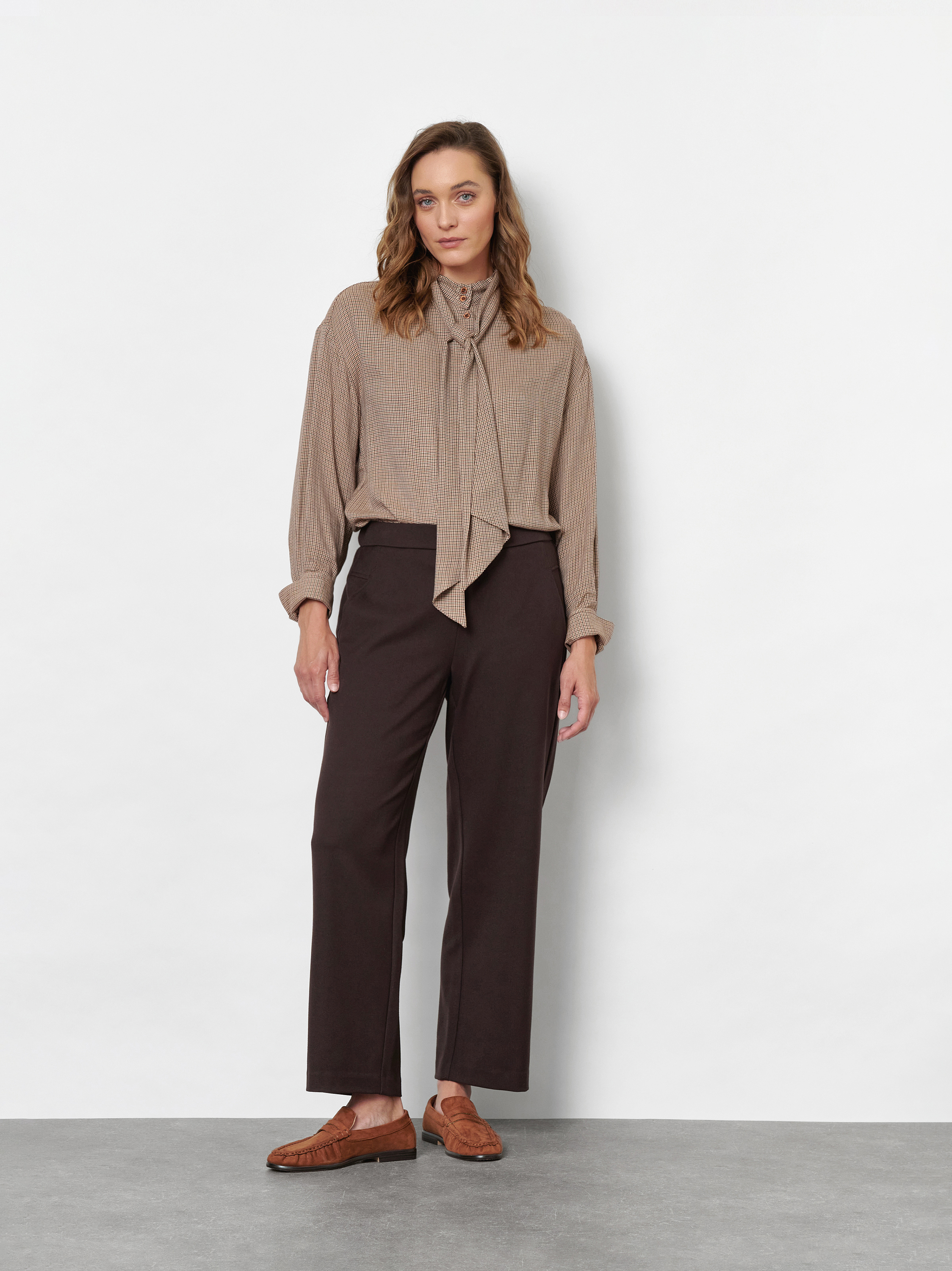 Damenhose Sue 7/8 in Dunkelbraun, Weite 7/8-Hose aus Gabardine, Outfitansicht am Model