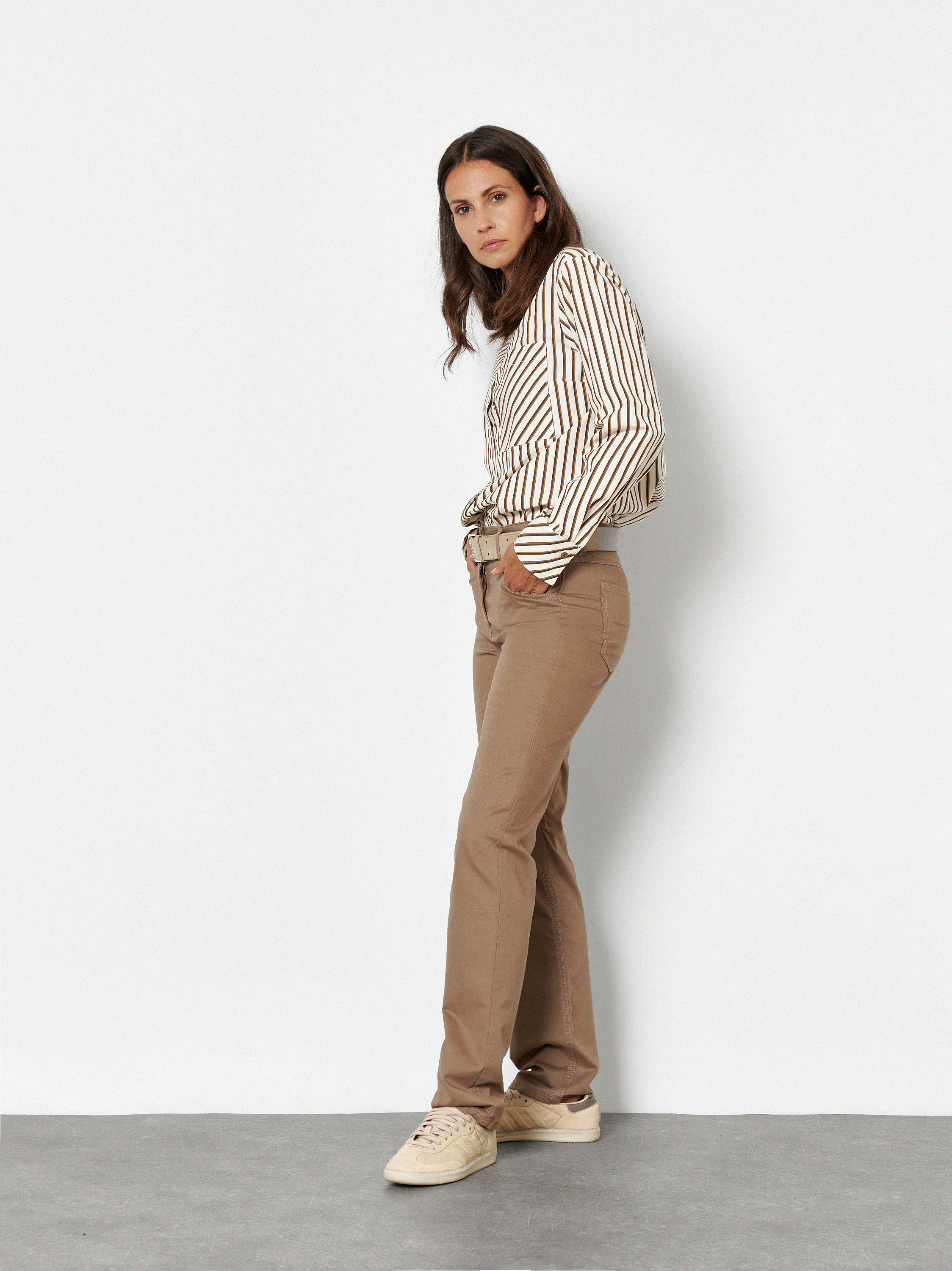 Damenhose Be Loved in Braun, regular-Fit Hose mit Strassdetail, Frontansicht am Model getragen