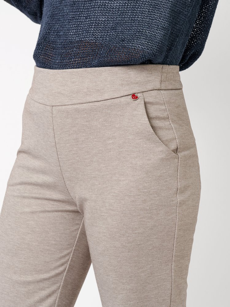 Damenhose Scarlet Wide in light brown, entspannte Jerseyhose, Detailansicht