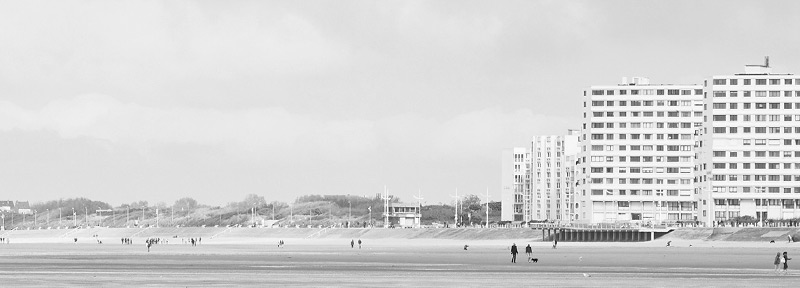 Weite Strandpromenade mit moderner Architektur in Dunkerque – Sinnbild für Nachhaltigkeit und Weitblick bei TONI.