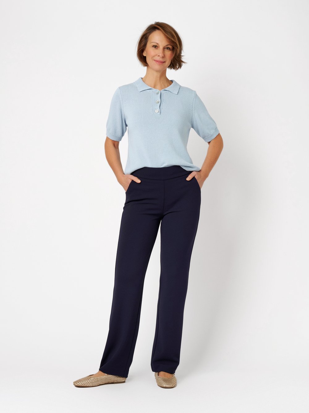 Damenhose Scarlet Wide in navy, weit geschnittene Hose aus Crepe, Outfitansicht am Model