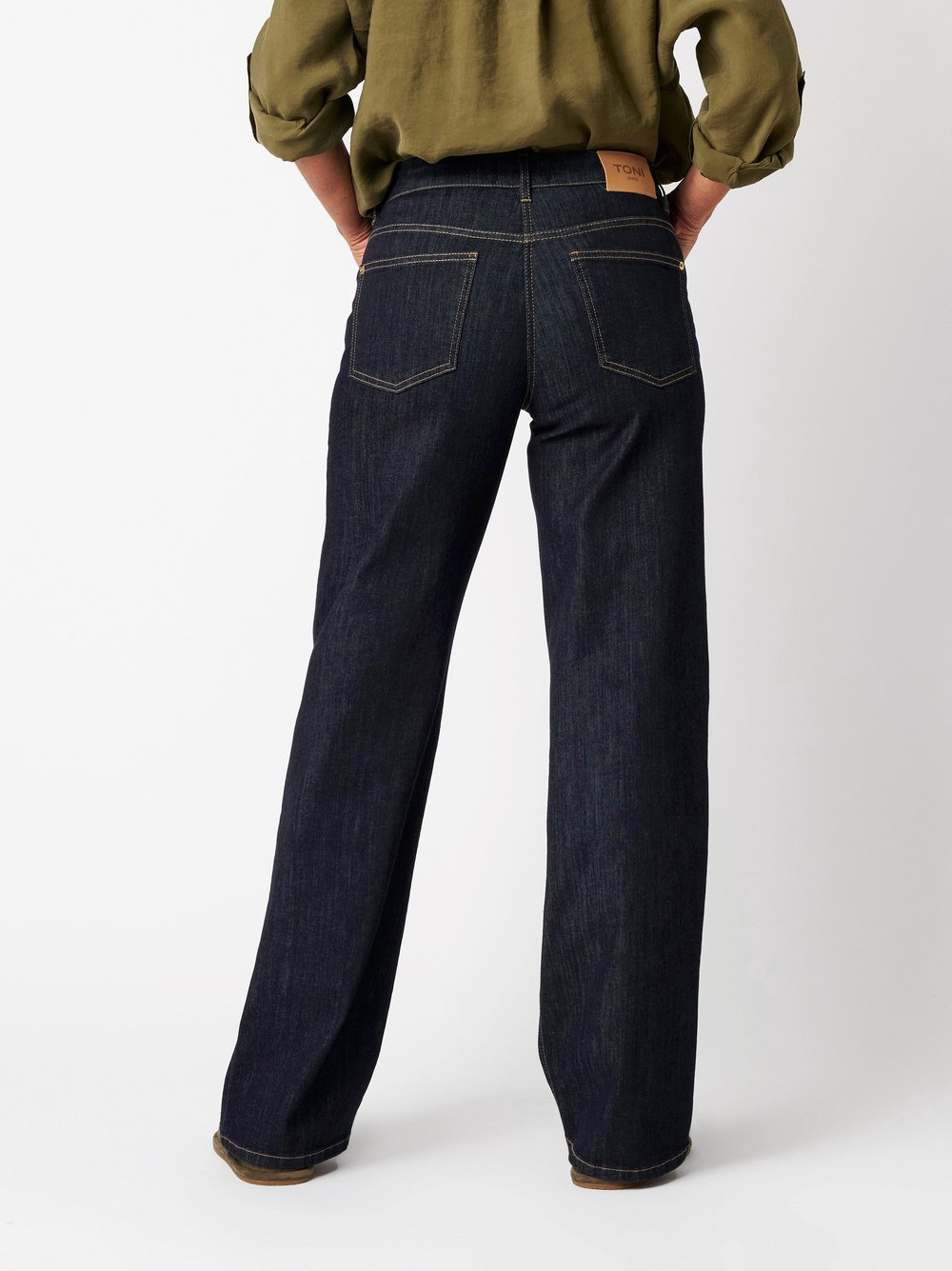 Damenjeans Liv Wide in rinsed blue, Wide Leg Jeans mit Schnallen am Bund, Rueckansicht am Model getragen