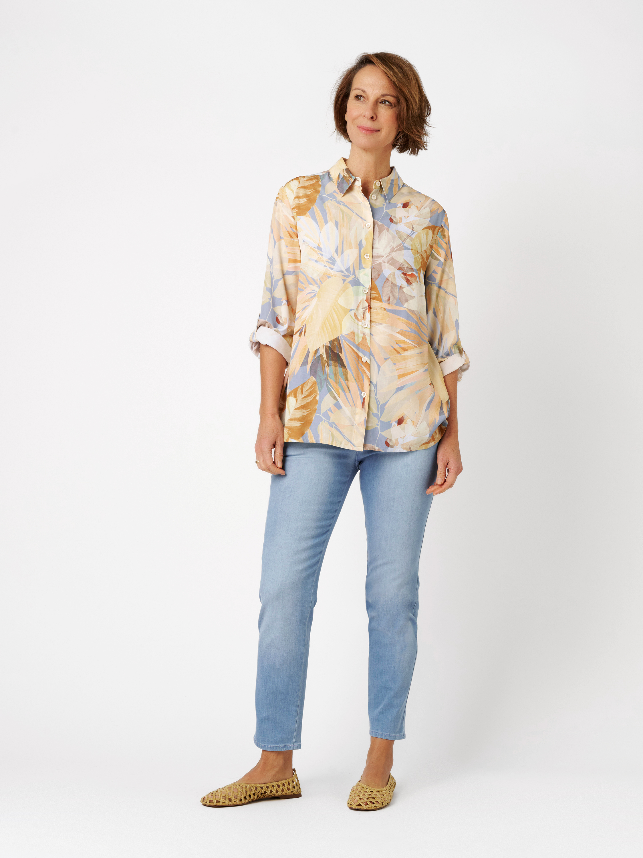 Damenbluse Sweet Bea in multicolour yellow, seidige Bluse mit tropischem Print, Frontansicht am Model getragen