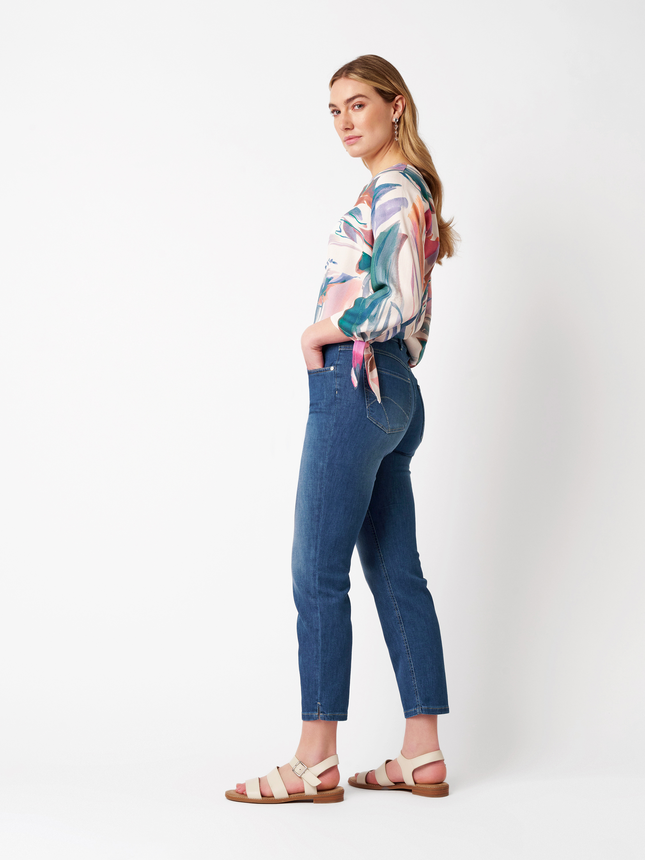 Womens jeans Perfect Shape 7/8 in blue, 7/8 jeans with shaping effect, outfit view worn by model