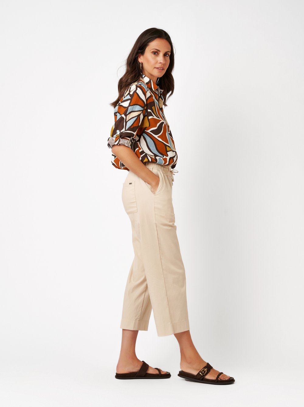 Damenhose Pia 3/4 in beige, Legere 3/4-Hose aus leichter Baumwolle, Frontansicht am Model getragen
