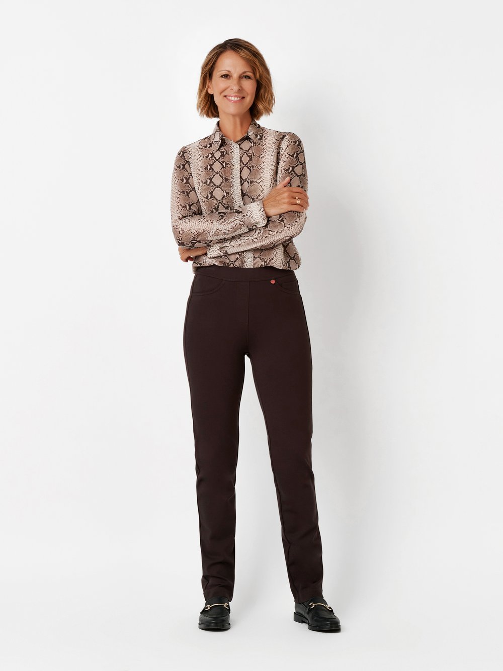 Damenhose Alice in Dunkelbraun, Schlupfhose aus Jersey, Outfitansicht am Model