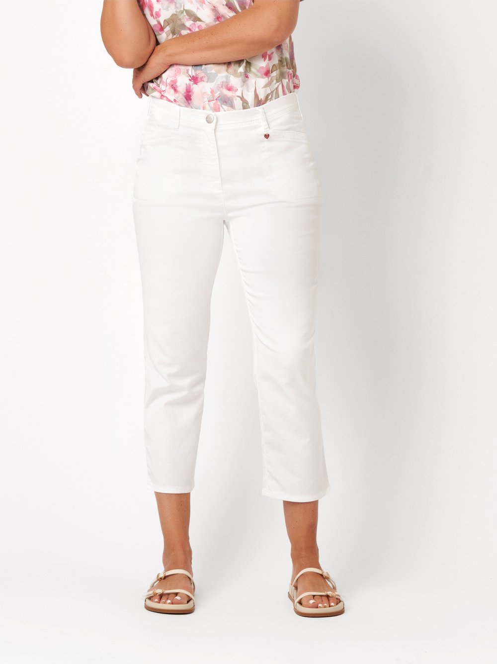 Womens trousers Meine beste Freundin 3/4 in white, cropped trousers with welt pockets, front view worn by model
