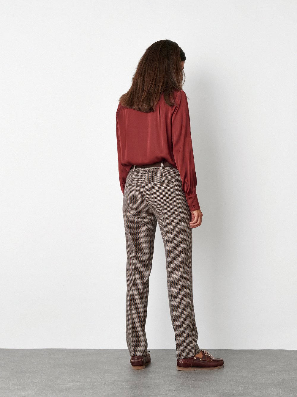 Womens trousers Jenny Smart in Camel, tailored trousers with houndstooth pattern, back view worn by model