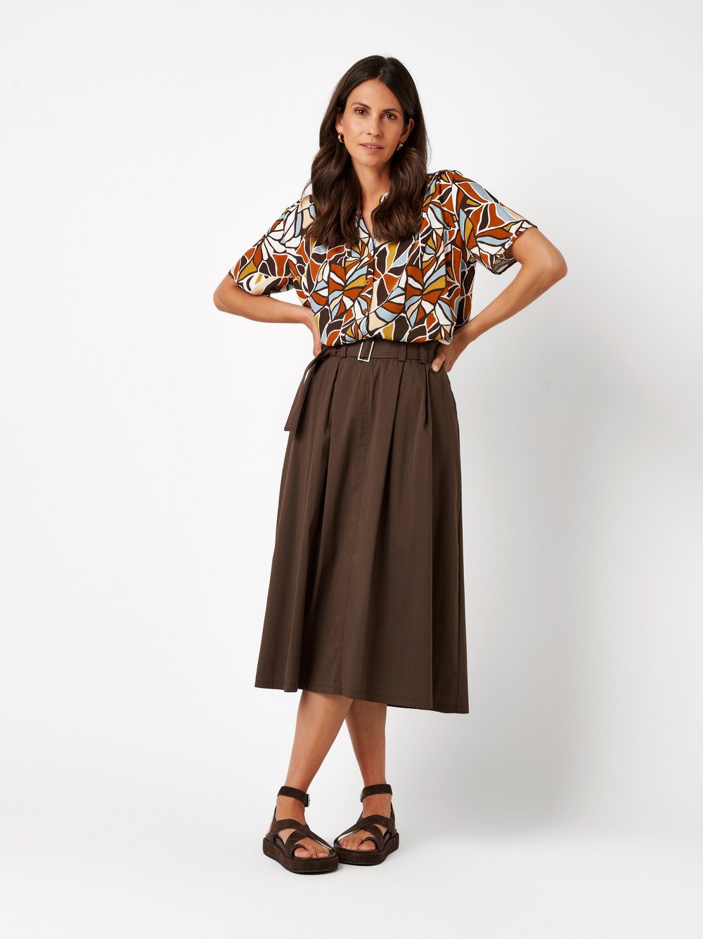 Damenrock Midi Skirt in dark brown, midi-Rock mit Bundfalten und Guertel, Outfitansicht am Model