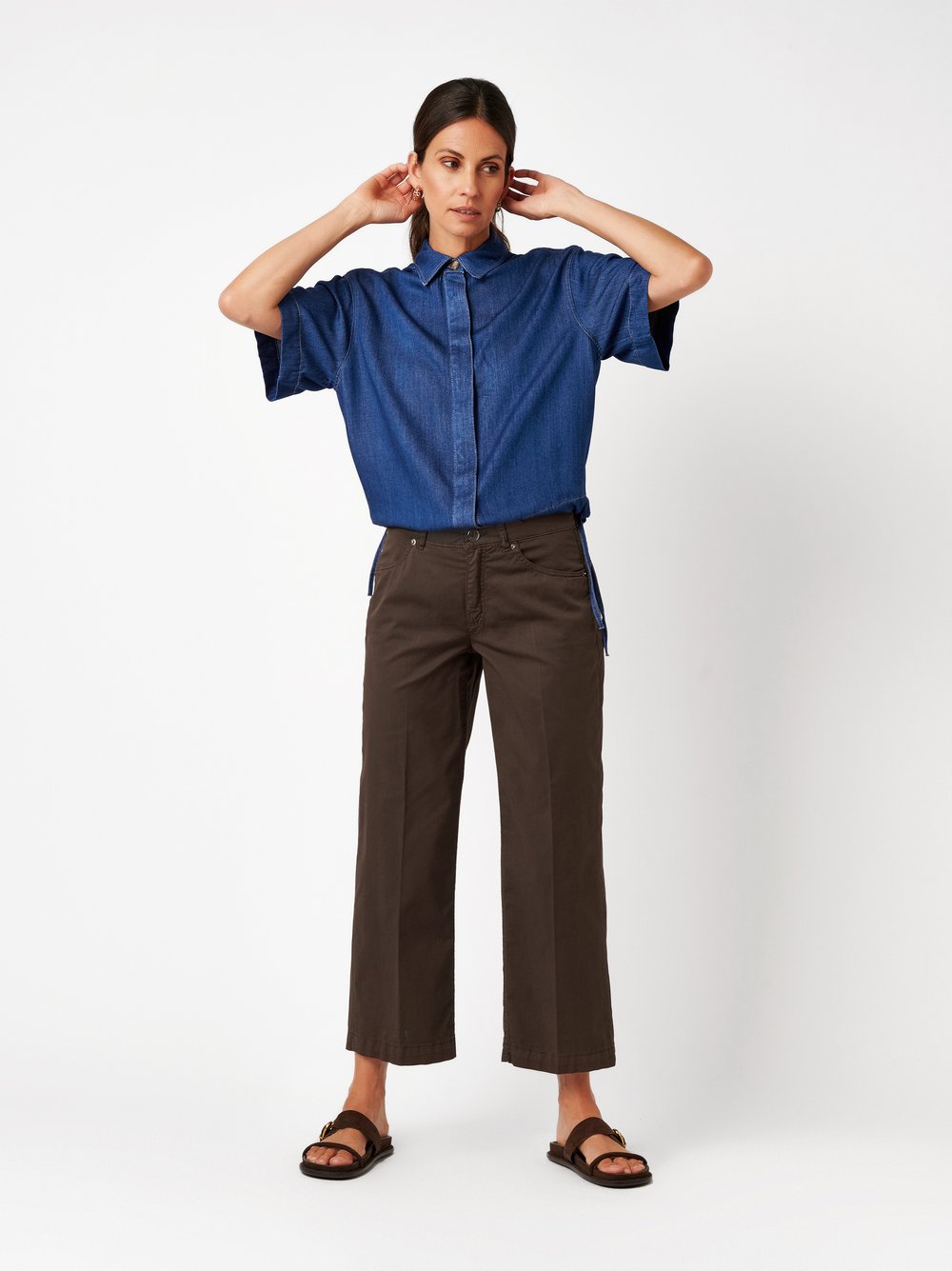 Damenhose Liv Wide 7/8 in dark brown, Weite 7/8-Hose aus Sommertwill, Outfitansicht am Model