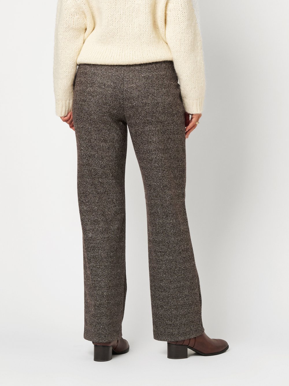 Damenhose Scarlet Wide in Braun, Weite Hose in Tweed-Optik, Rueckansicht am Model getragen