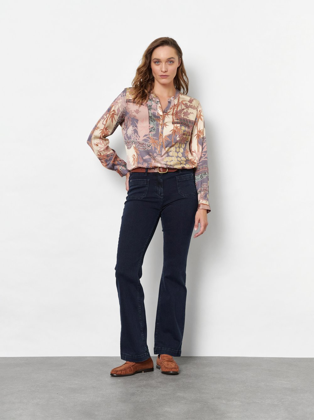 Damenbluse Bella in Multicolour, Bluse mit Patchwork-Print, Outfitansicht am Model