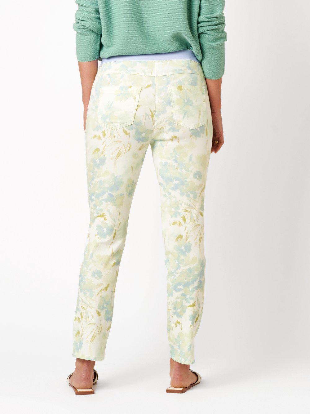 Damenhose Alice Slim 7/8 in multicolour green, 7/8-Hose mit Flowerprint, Rueckansicht am Model getragen