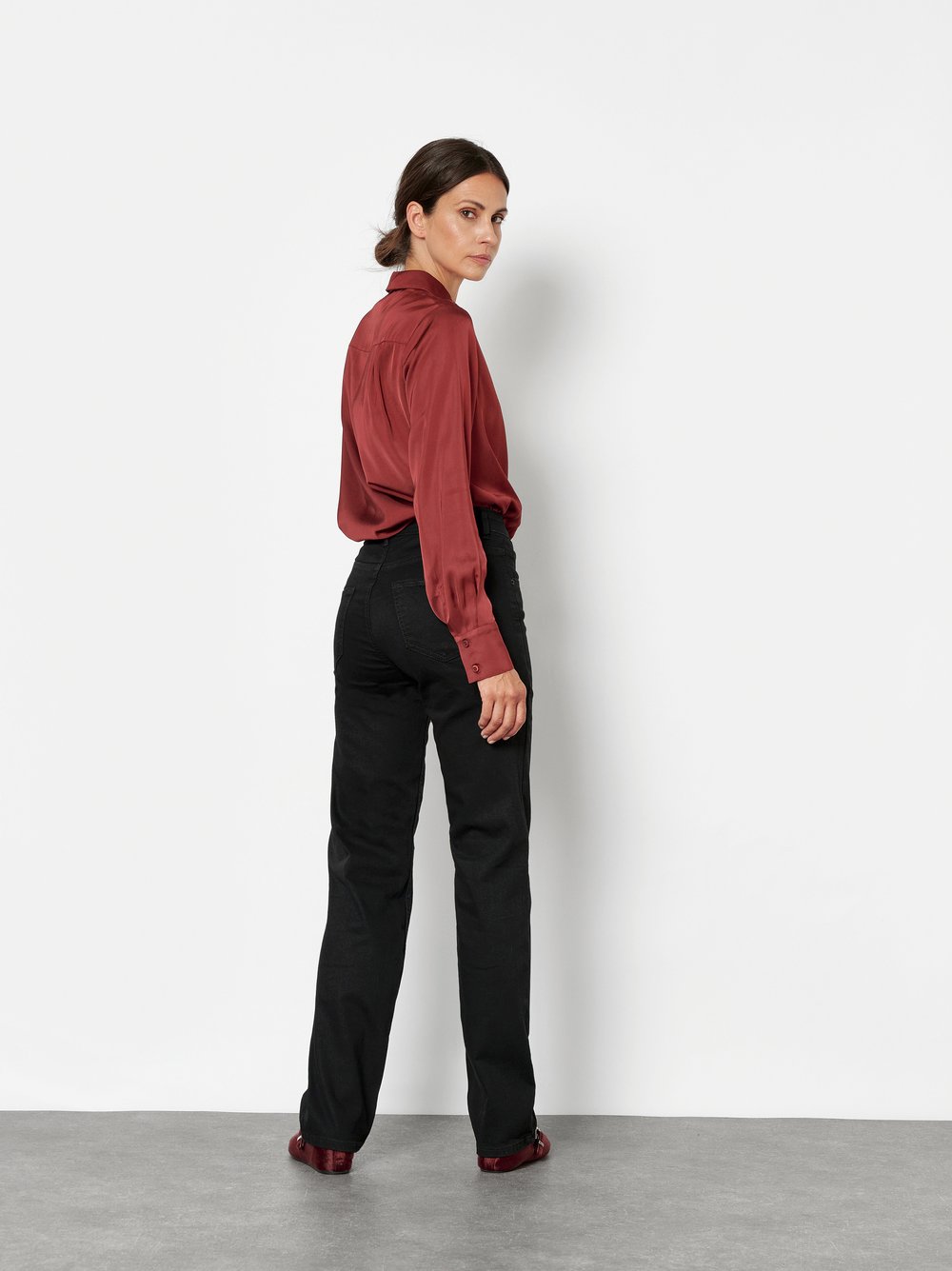 Damenjeans Liv in Schwarz, straight-Fit Jeans aus Colour Denim, Rueckansicht am Model getragen