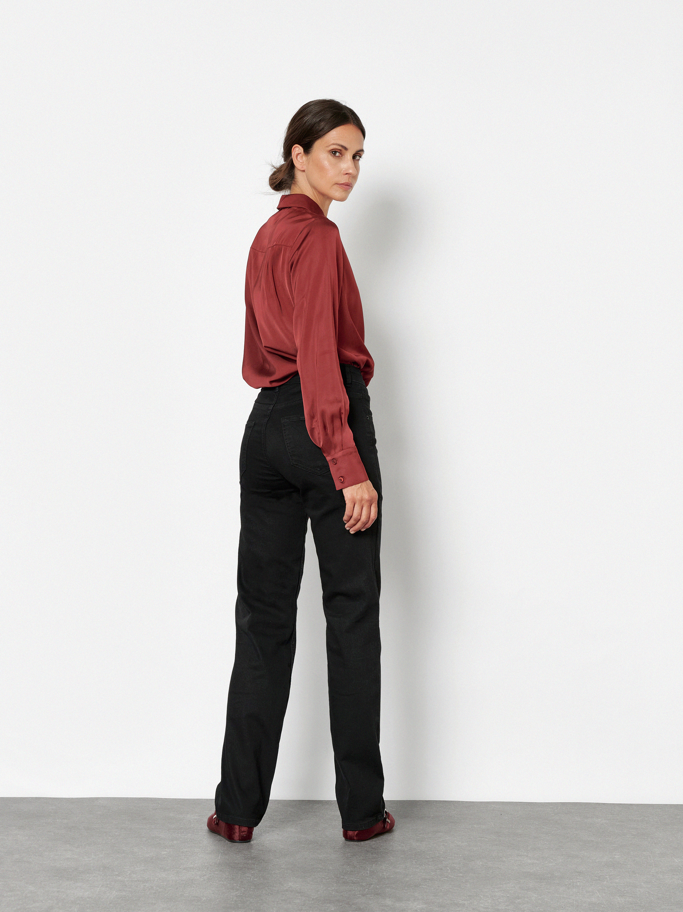 Damenjeans Liv in Schwarz, straight-Fit Jeans aus Colour Denim, Rueckansicht am Model getragen