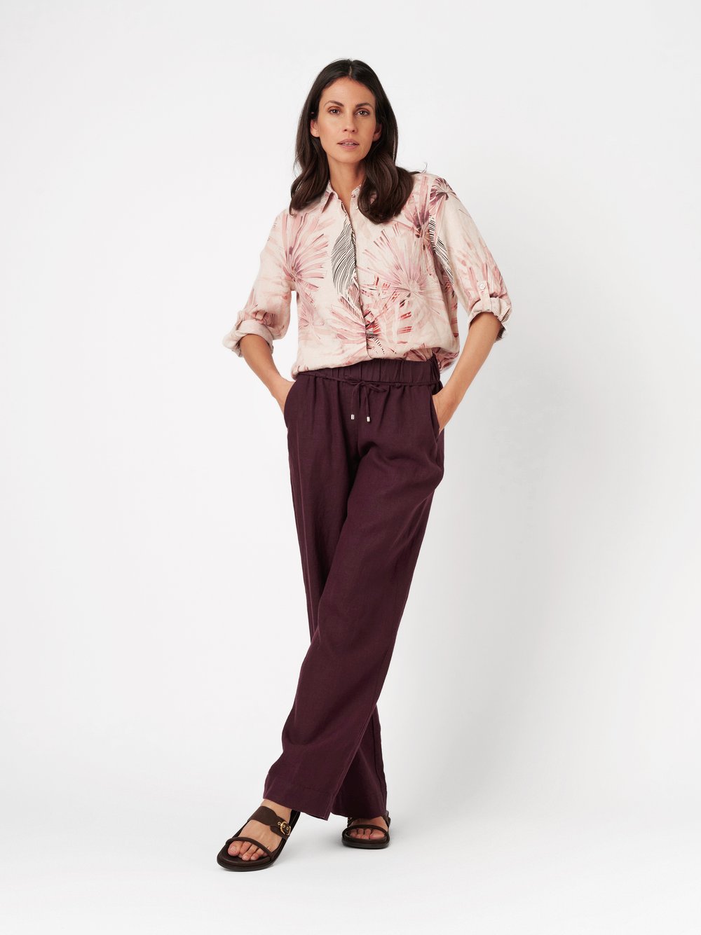 Damenhose Pia Wide in berry, Weite Leinenhose, Outfitansicht am Model