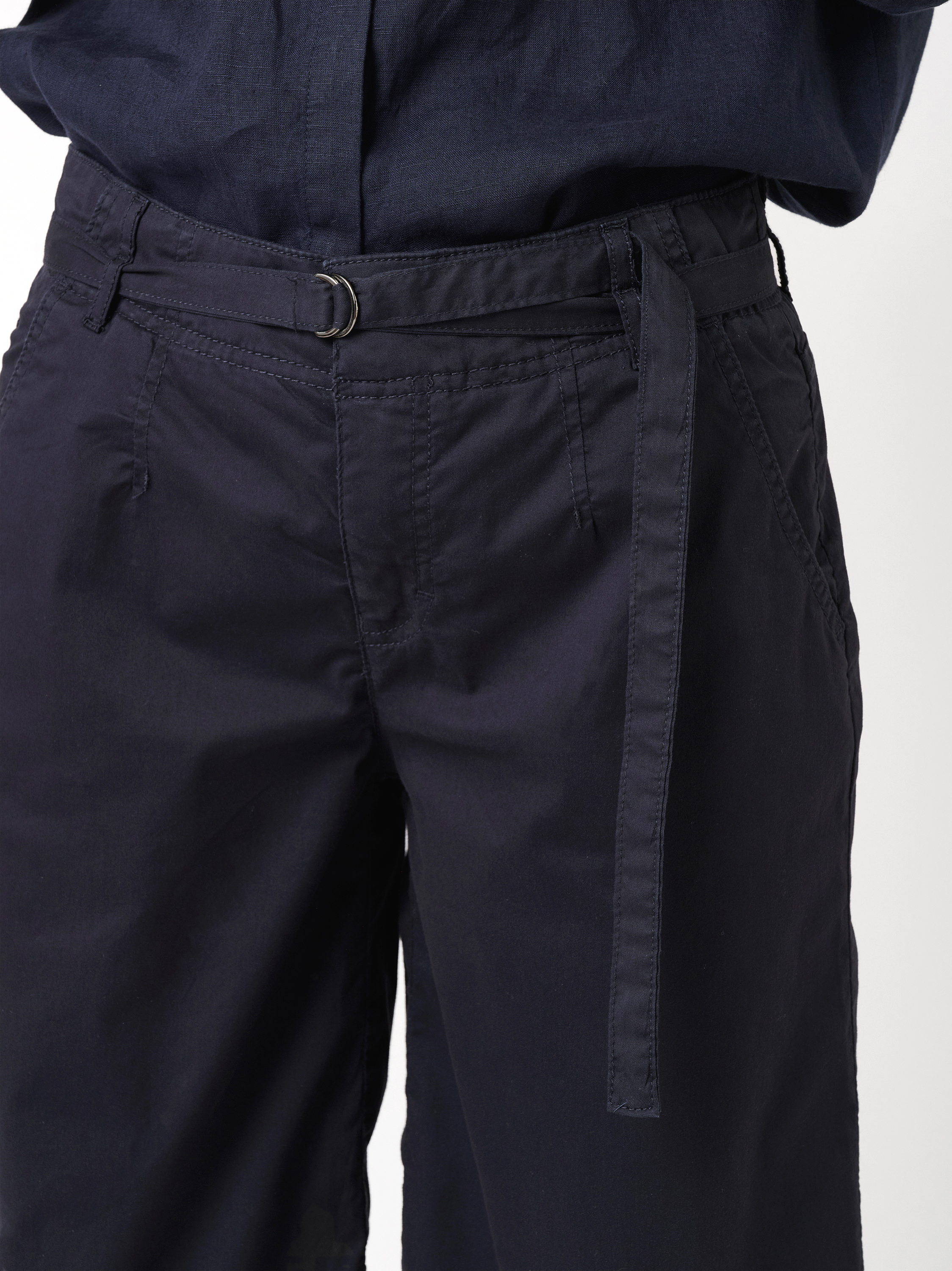 Damenshorts Liv Bermuda in dark blue, Weite Bermuda mit Guertel, Detailansicht