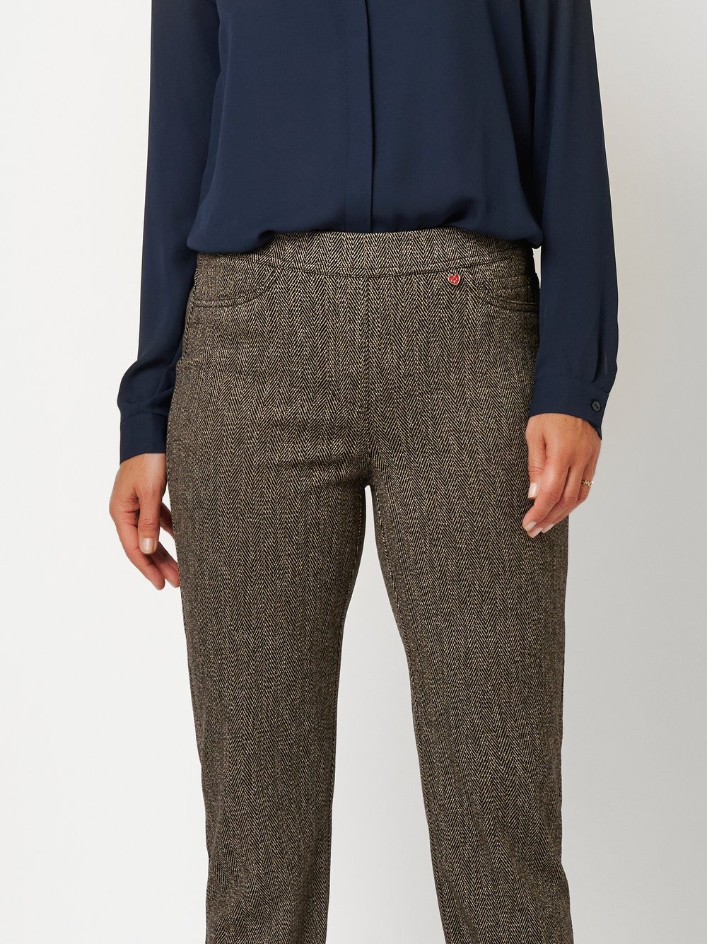 Damenhose Alice in Braun, Schlupfhose mit Fischgratmuster, zweite Detailansicht