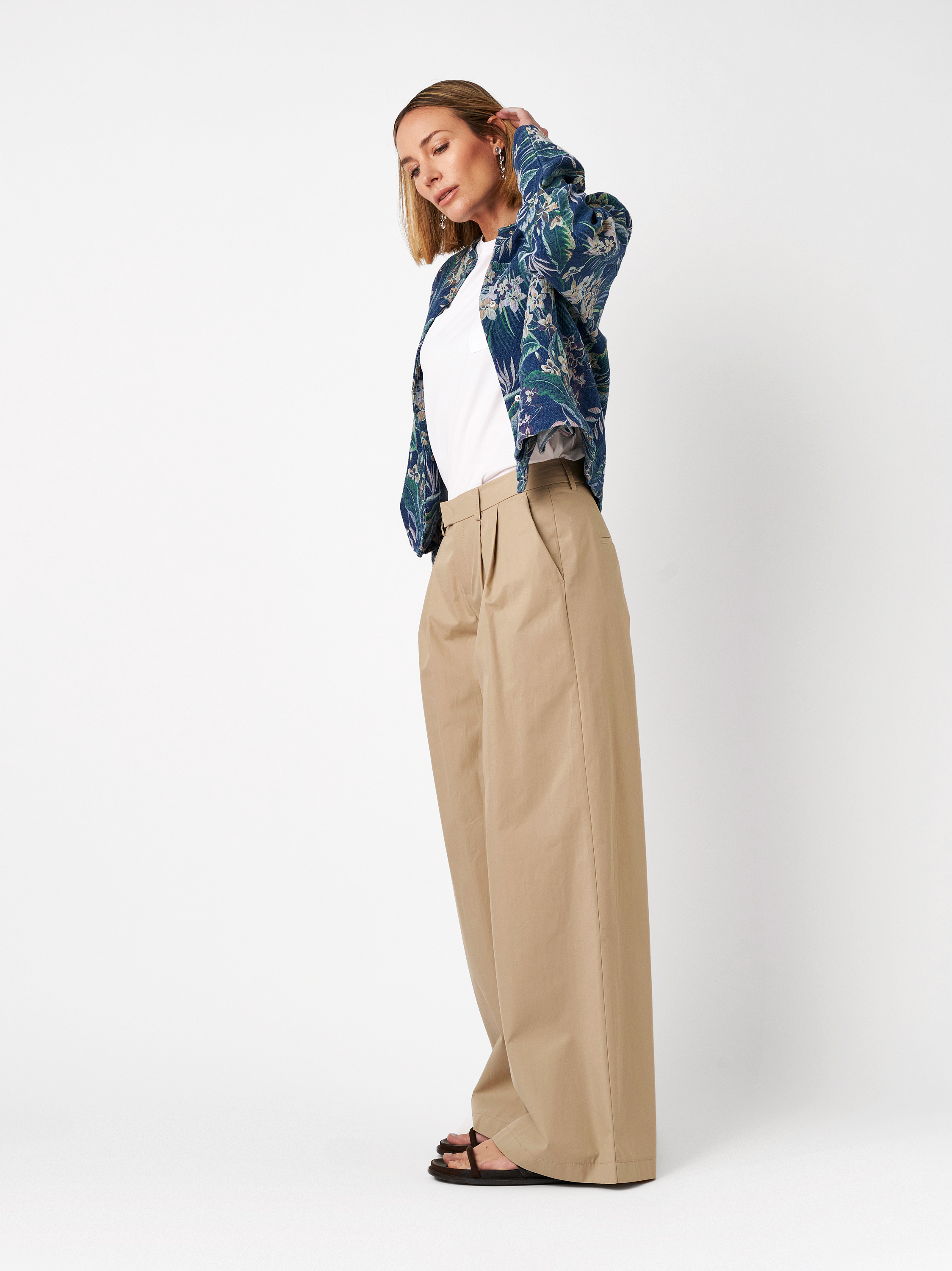 Womens trousers Elli Wide in beige, wide-leg pants with pleats, front view worn by model