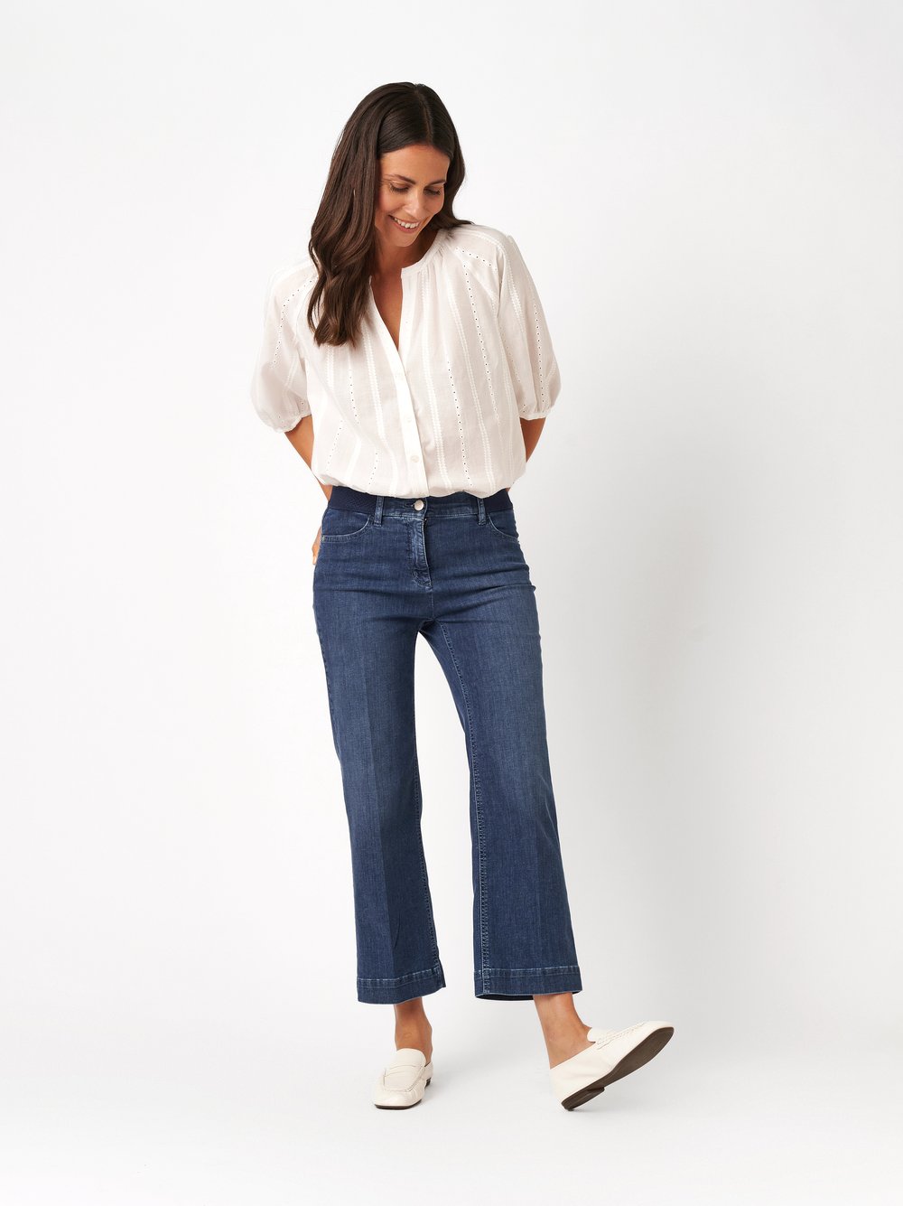 Damenjeans Jenny 7/8 in mid blue, wide-Leg Jeans mit sportivem Gummibund, Outfitansicht am Model
