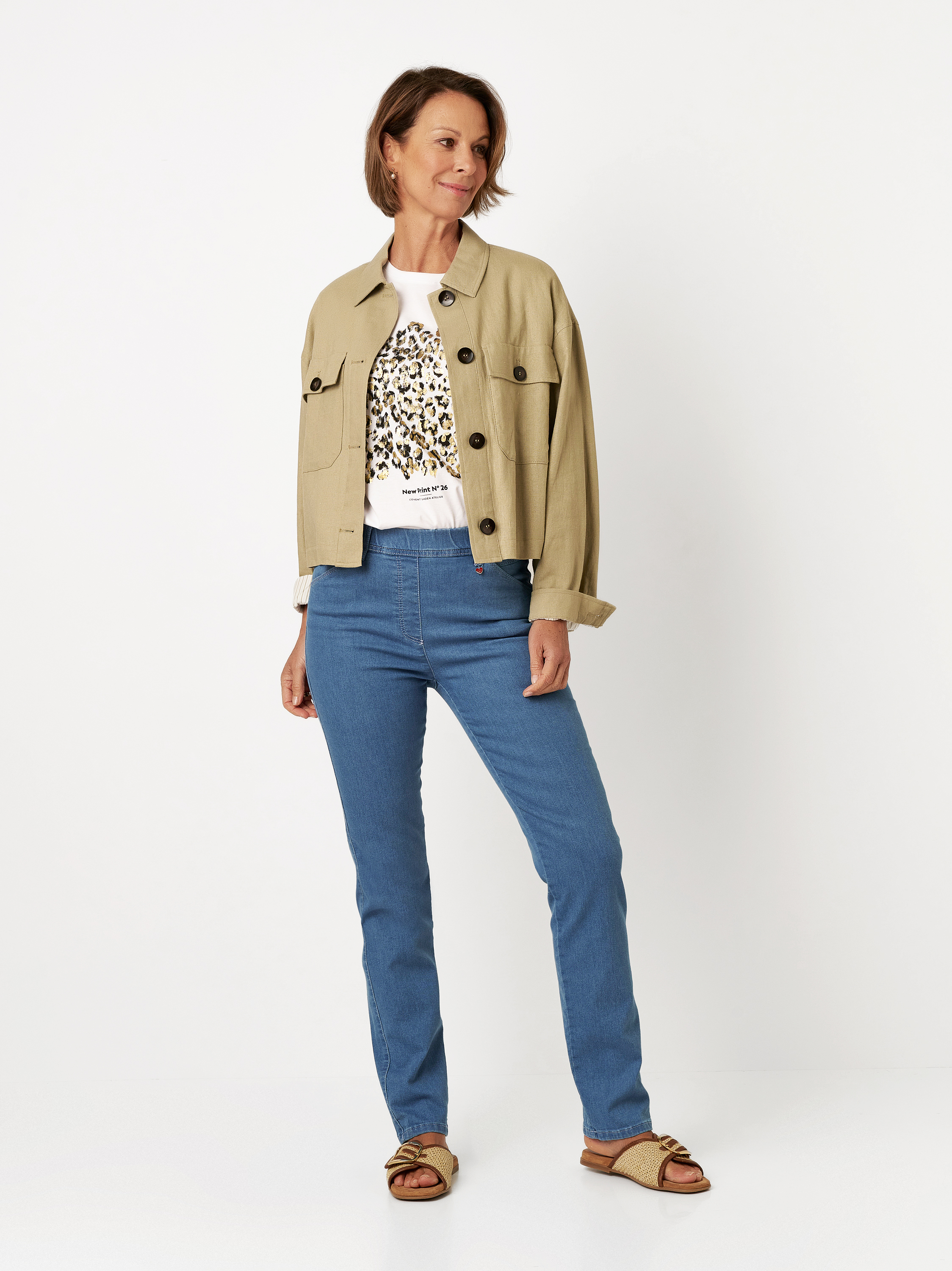 Damenhose Alice Slim in light blue, Schlupfhose in Slim-Fit, Frontansicht am Model getragen