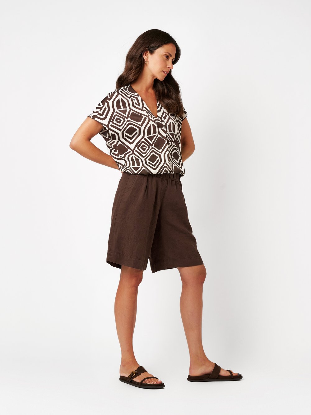 Damenshorts Pia Bermuda in dark brown, bermuda-Shorts aus Leinen, Outfitansicht am Model
