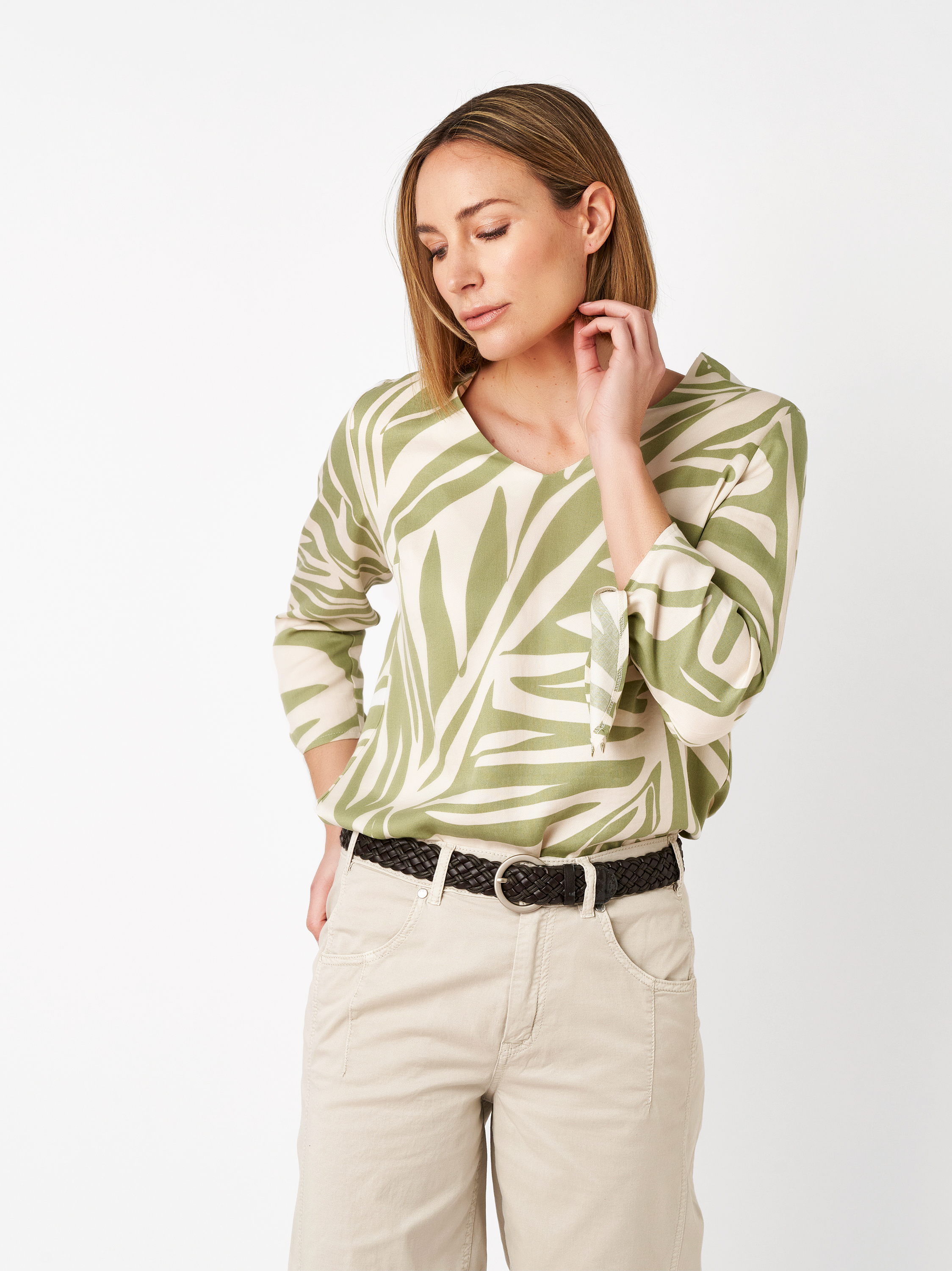 Damenbluse Anna in green / offwhite, Schlupfbluse mit kunstvollem Druck, Frontansicht am Model getragen