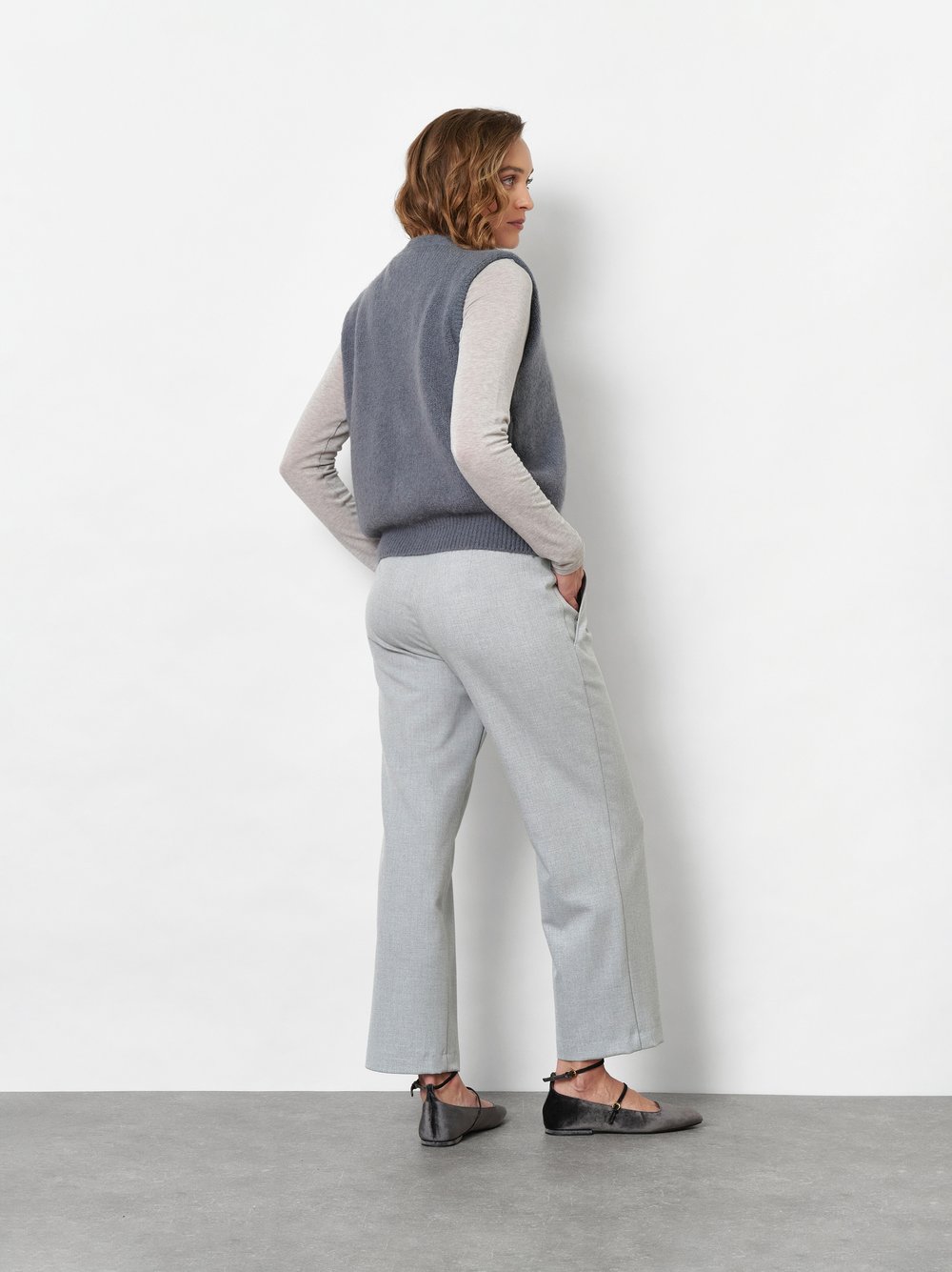 Damenhose Sue 7/8 in Hellgrau, Weite 7/8-Hose aus Gabardine, Rueckansicht am Model getragen
