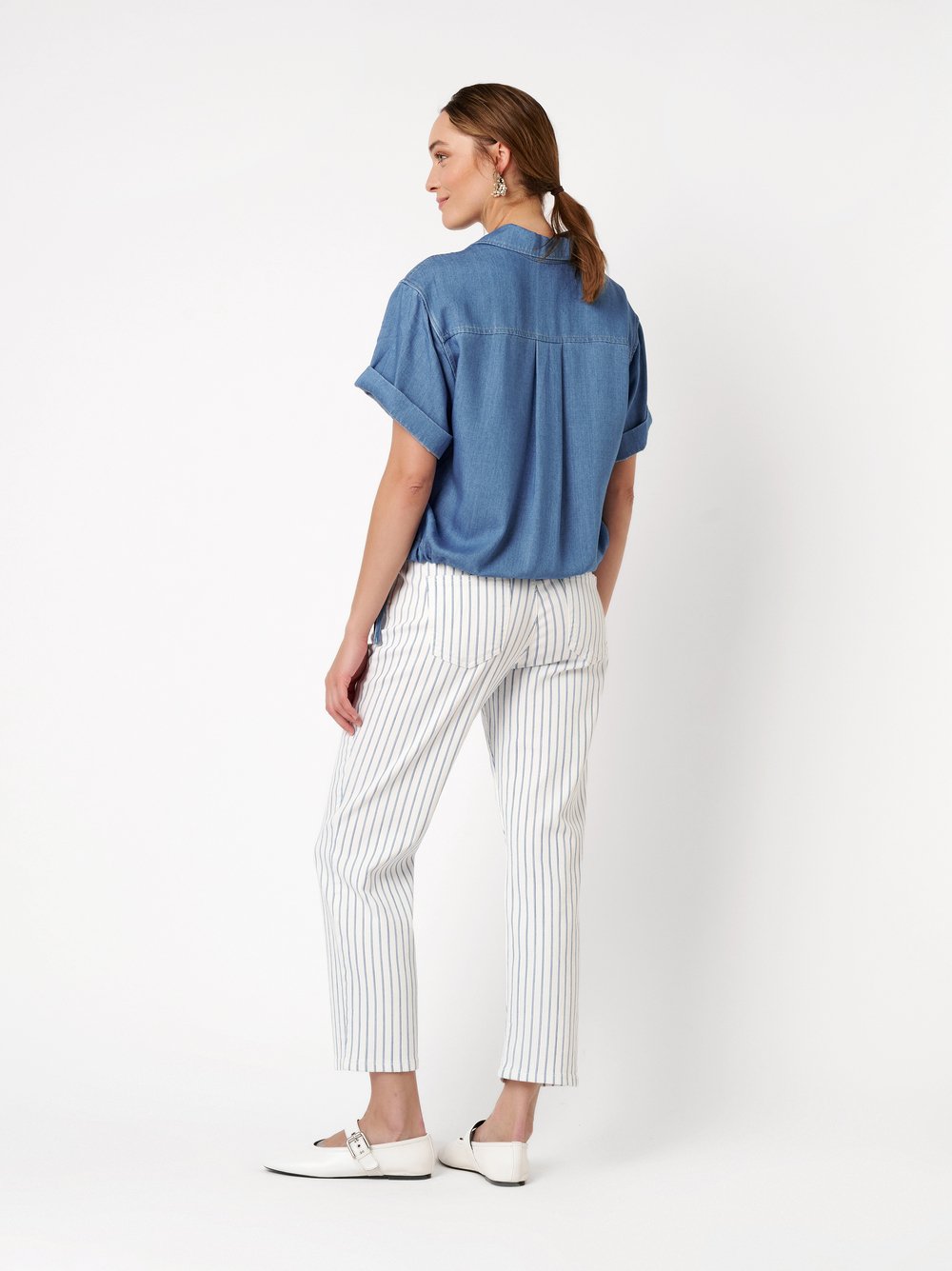 Damenjeans Liv 7/8 in white / blue, gestreifte 7/8-Jeans, Rueckansicht am Model getragen