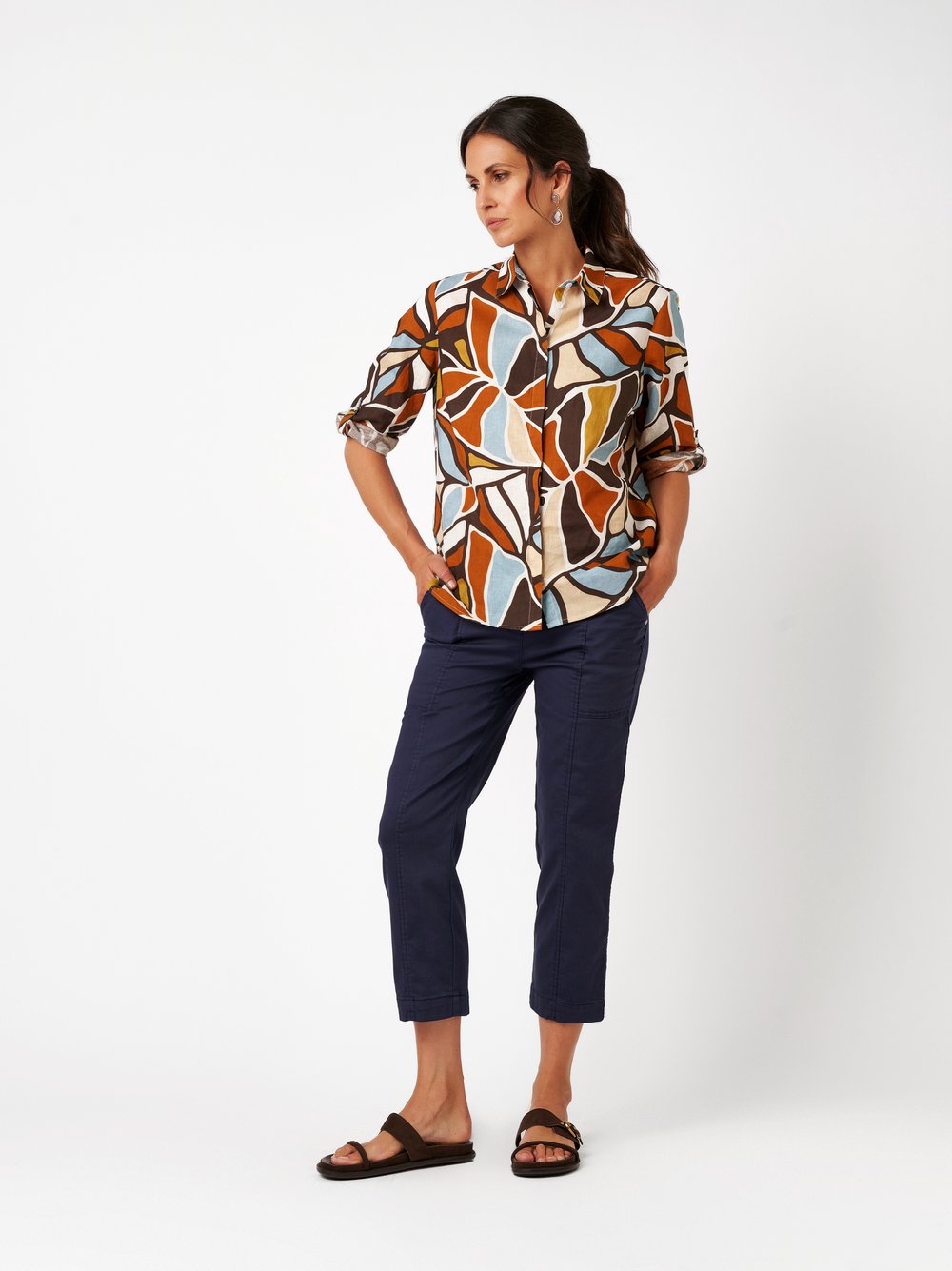 Damenhose Sue 3/4 in dark blue, Luftige 3/4-Jogpants mit Teilungsnaehten, Frontansicht am Model getragen