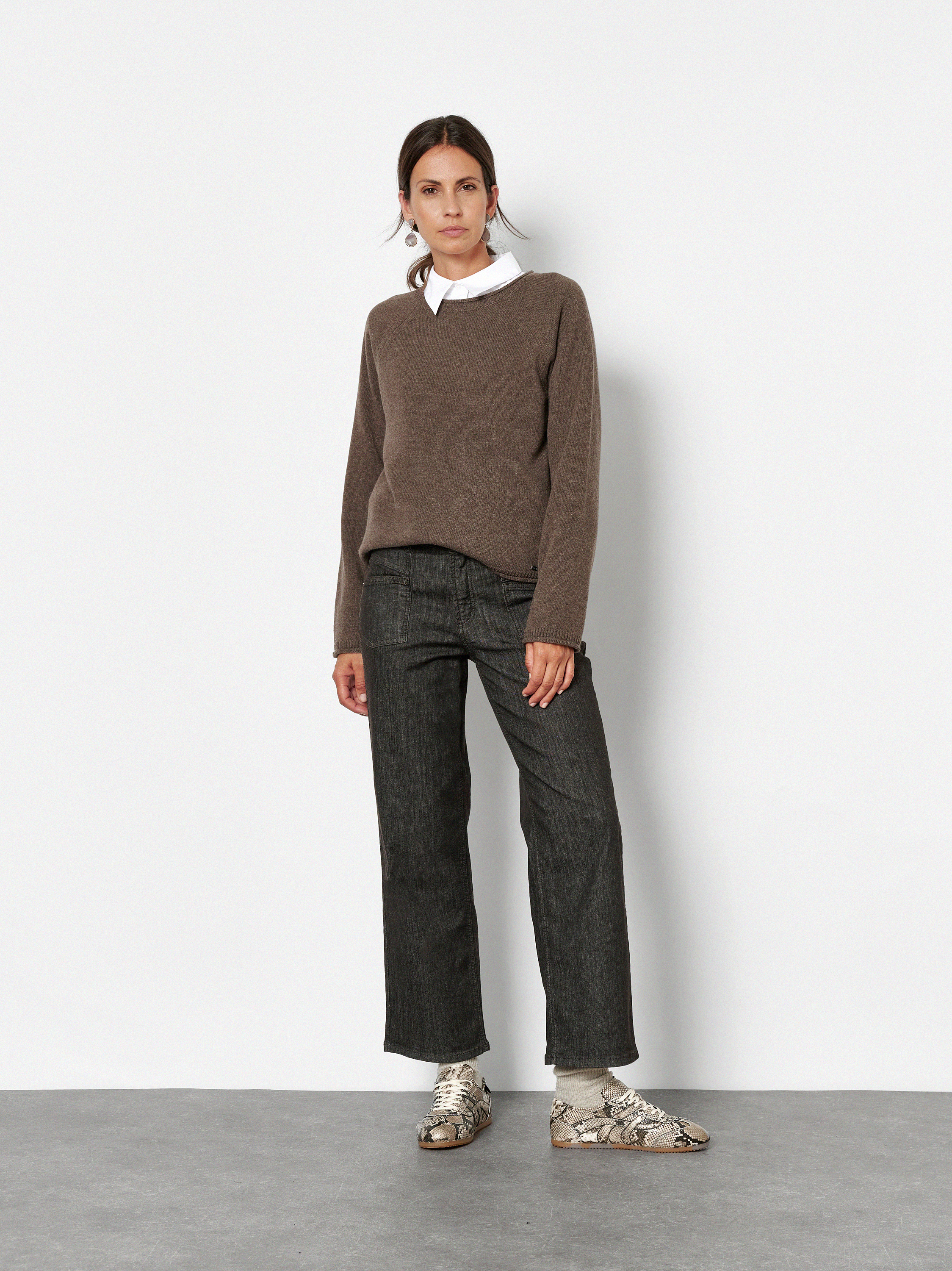 Damenpullover Gaia in Braun, Pulli aus Kaschmir-Mischung, Outfitansicht am Model