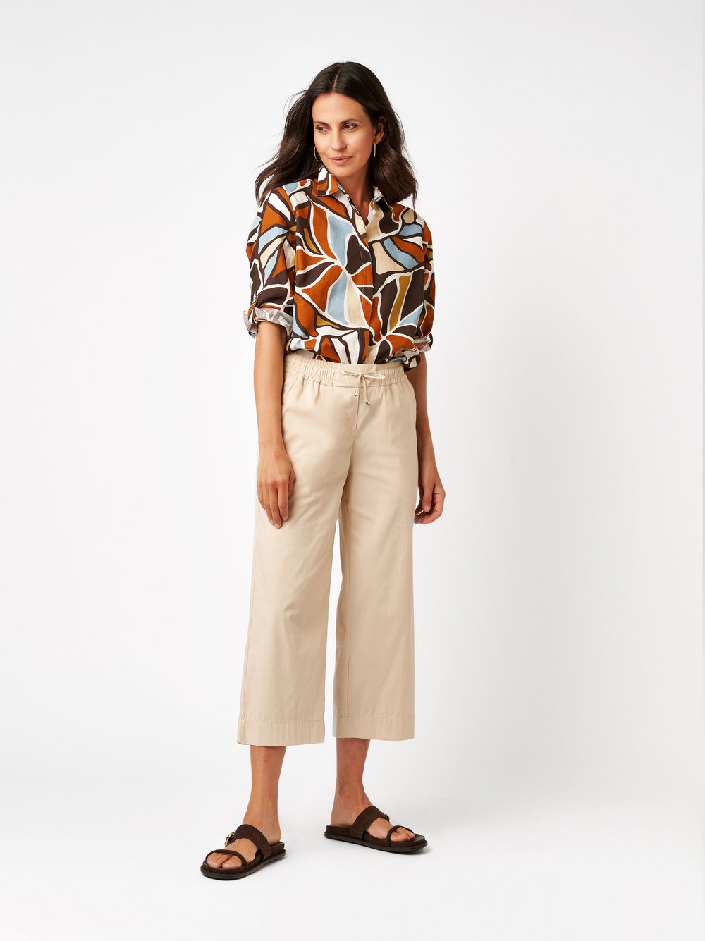 Damenhose Pia 3/4 in beige, Legere 3/4-Hose aus leichter Baumwolle, Outfitansicht am Model
