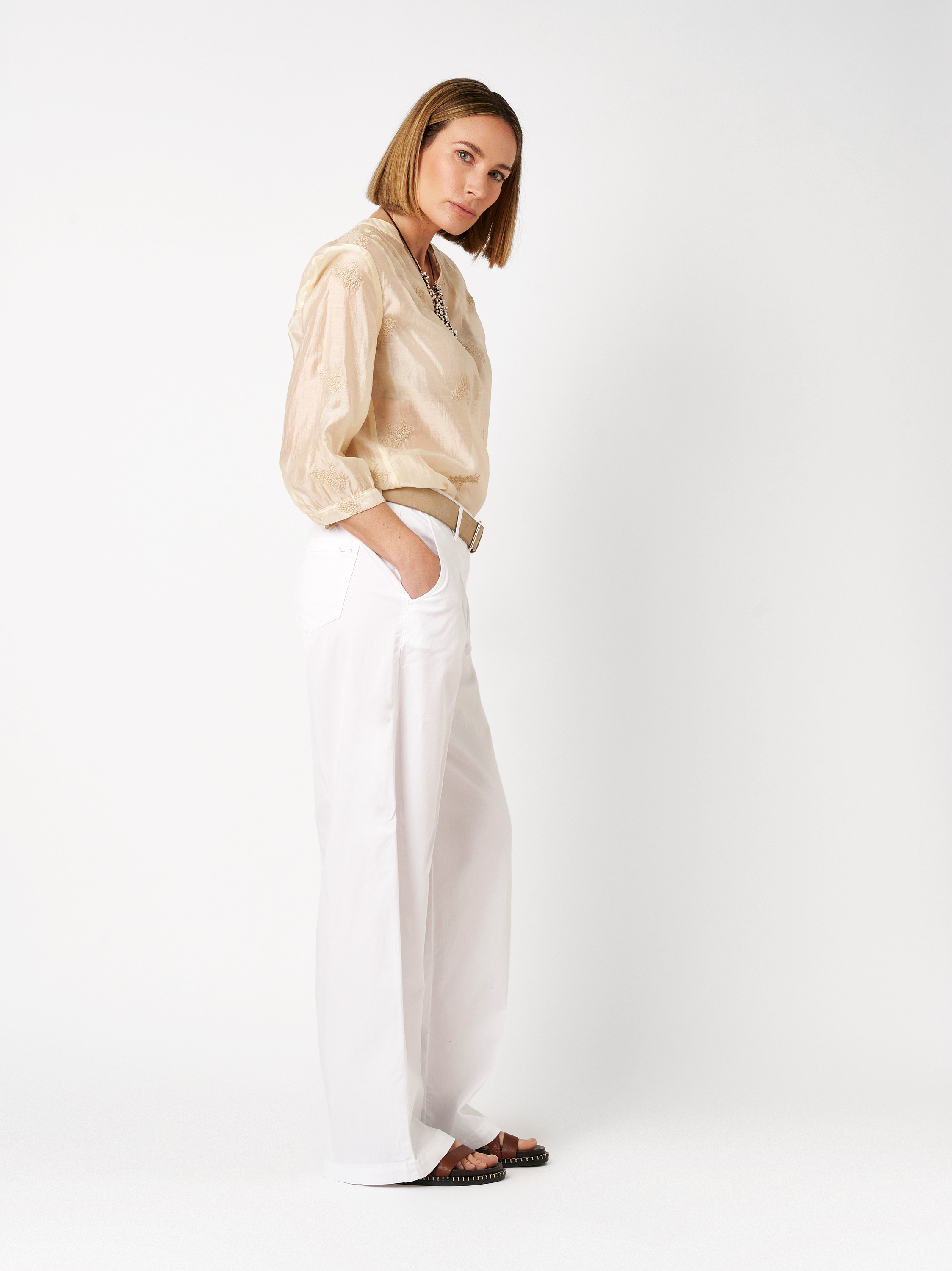 Damenhose Luisa Wide in white, Wide Leg Hose mit Bundfalten, Rueckansicht am Model getragen