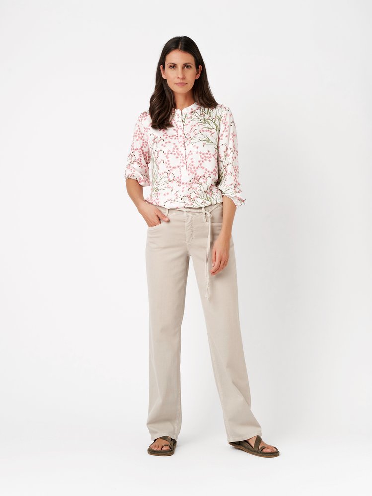 Damenjeans Liv Regular in beige, Jeans mit Bindeguertel, Outfitansicht am Model