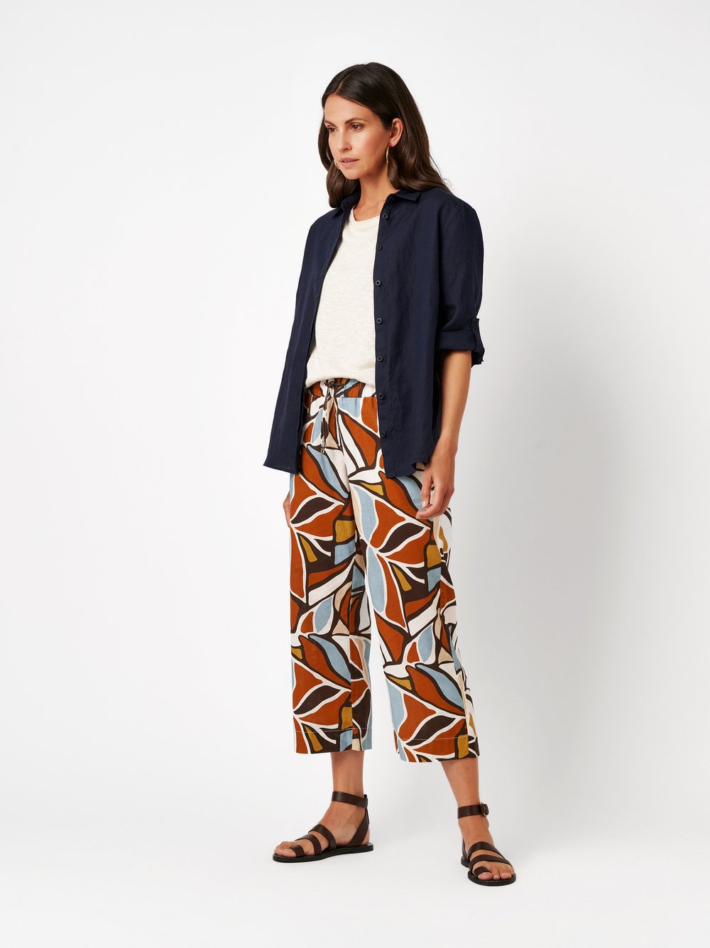 Womens trousers Pia 3/4 in multicolour, 3/4 linen trousers with an art-inspired floral pri, front view worn by model
