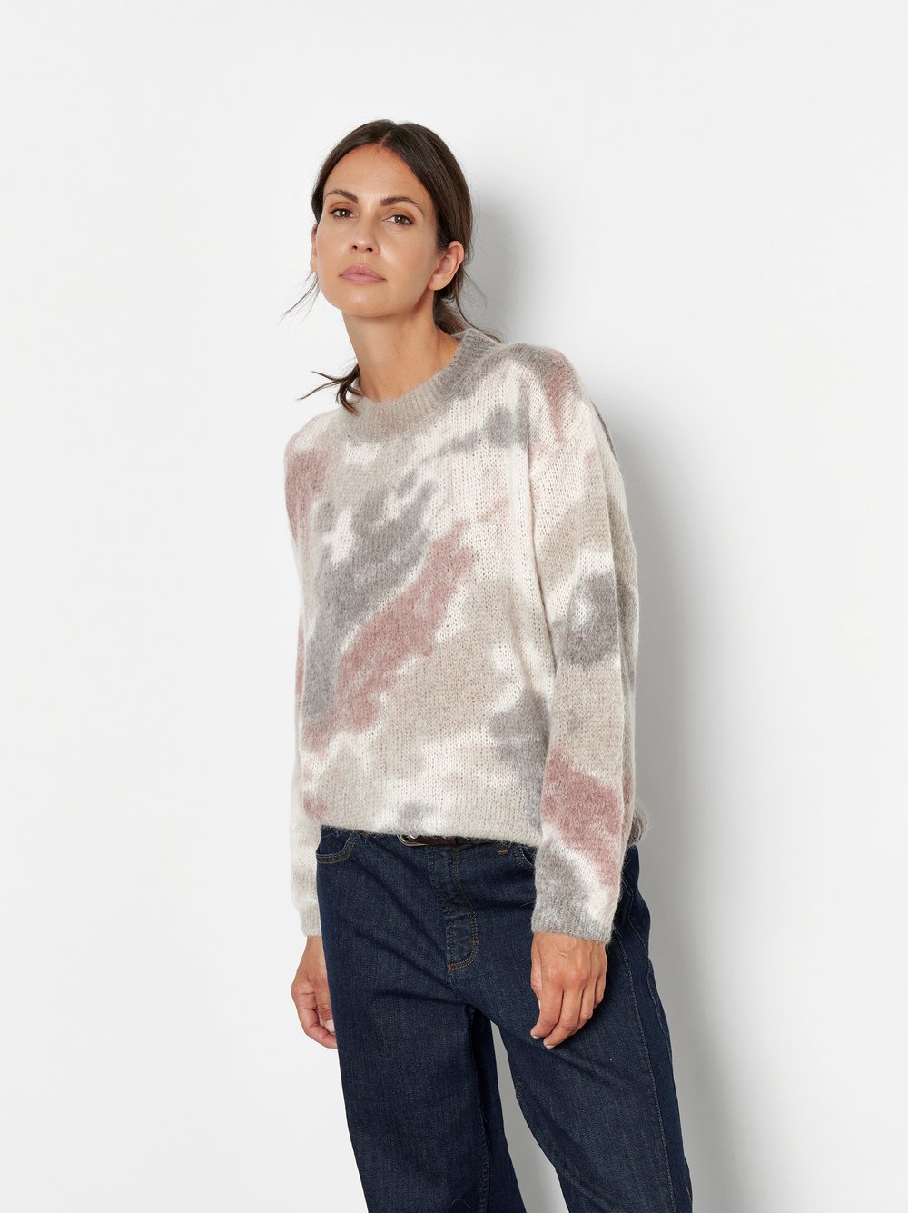 Damenpullover Golda in Dunkelbraun, Strickpullover mit Farbverlauf, Frontansicht am Model getragen