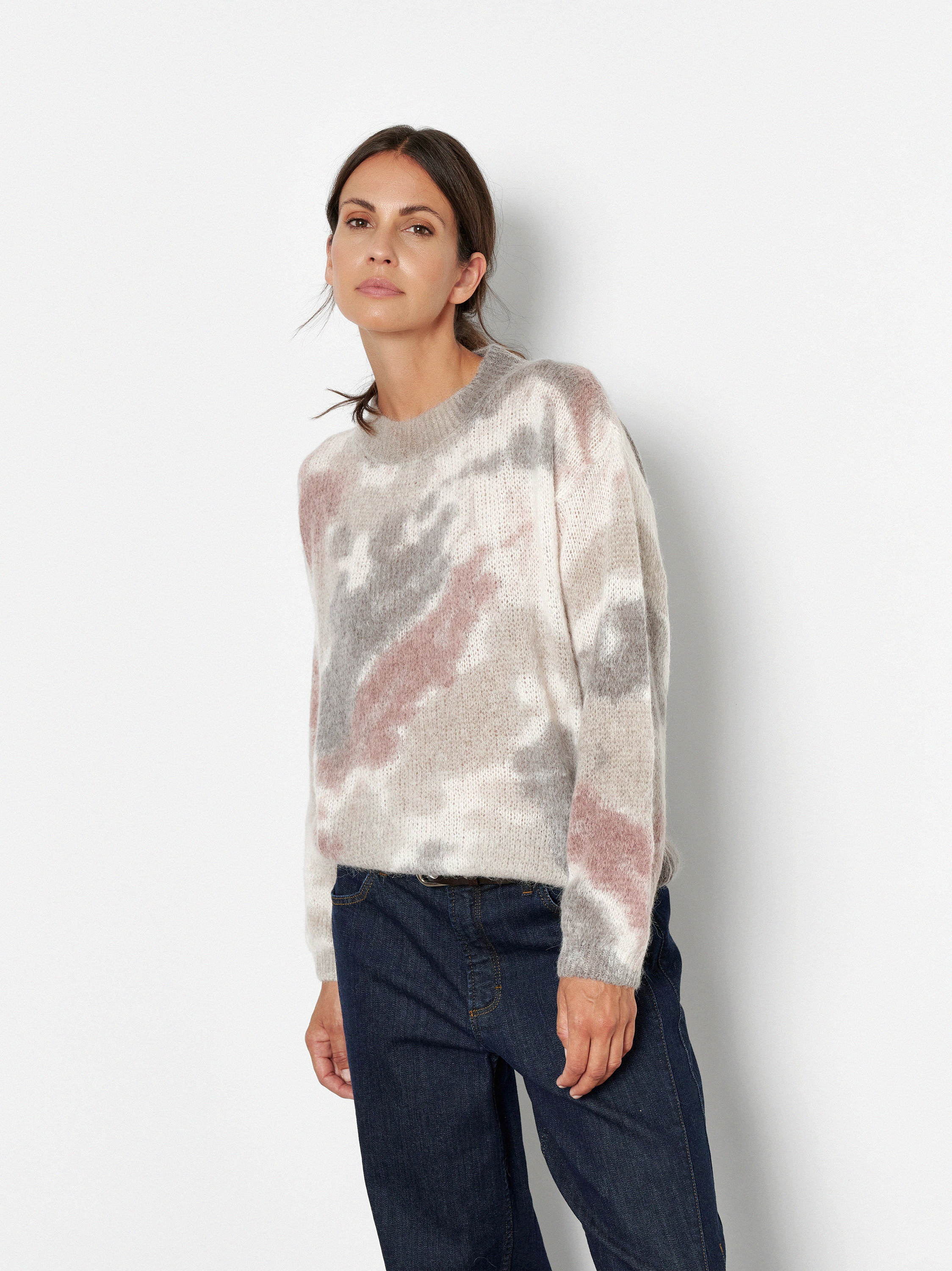 Damenpullover Golda in Dunkelbraun, Strickpullover mit Farbverlauf, Frontansicht am Model getragen