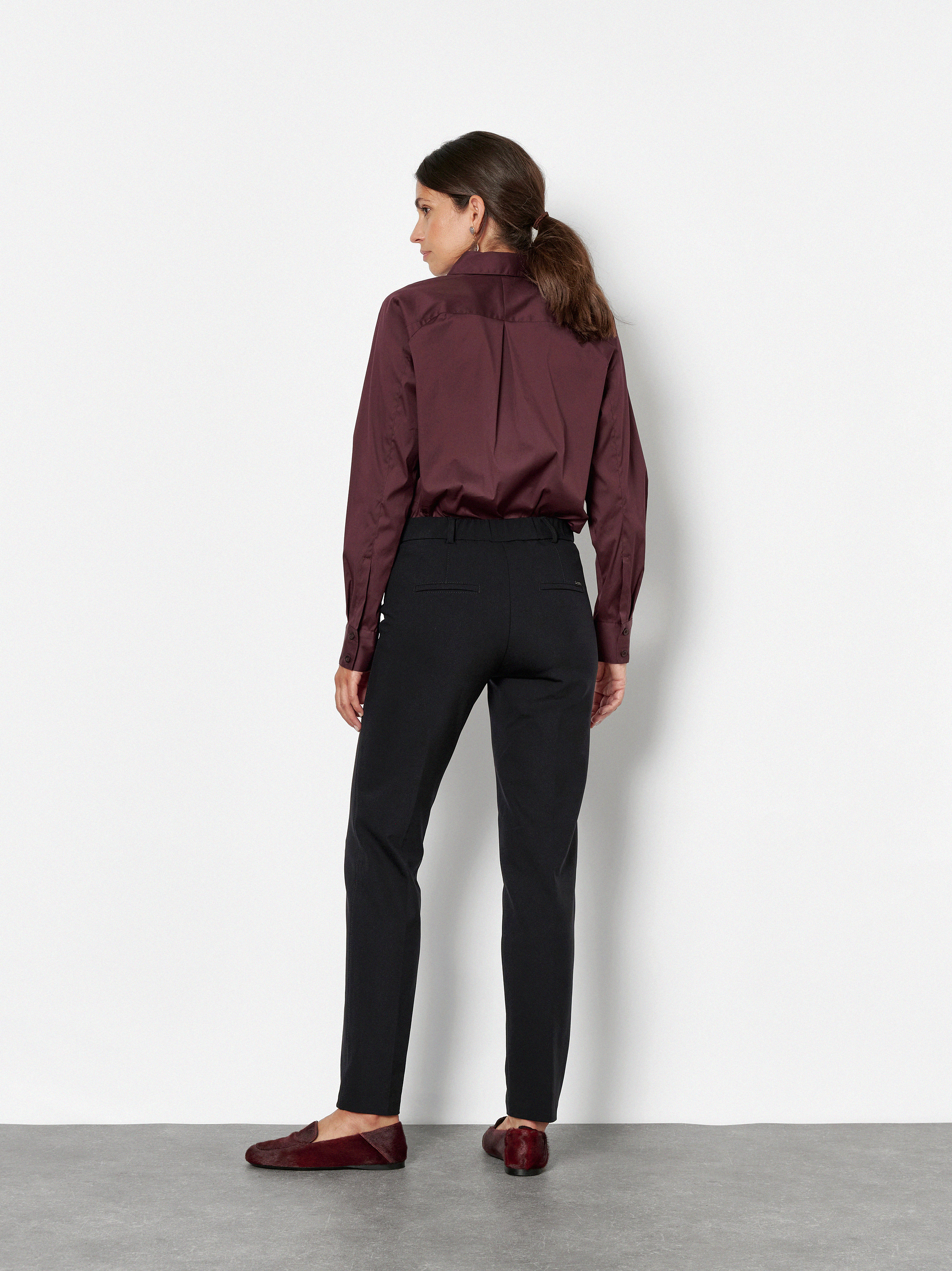 Damenhose Jenny Smart in Schwarz, tailoring-Hose mit Buegelfalten, Rueckansicht am Model getragen