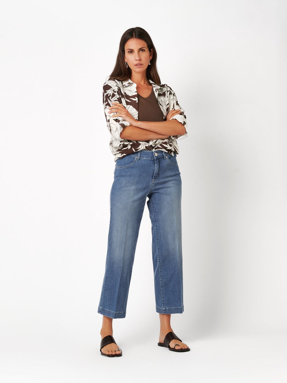 Damenjeans Liv Wide 7/8 in blue, Weite 7/8-Jeans mit Buegelfalten, Outfitansicht am Model