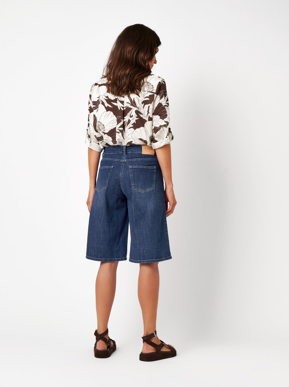 Damenshorts Liv Bermuda in mid blue, jeans-Bermuda mit weitem Bein, Rueckansicht am Model getragen