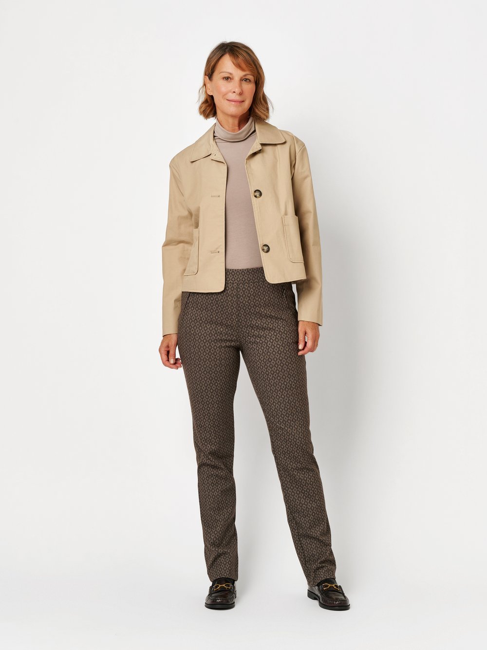 Damenhose Alice Zip in Braun, Schlupfhose mit Rautenmuster und Zippertaschen, Outfitansicht am Model
